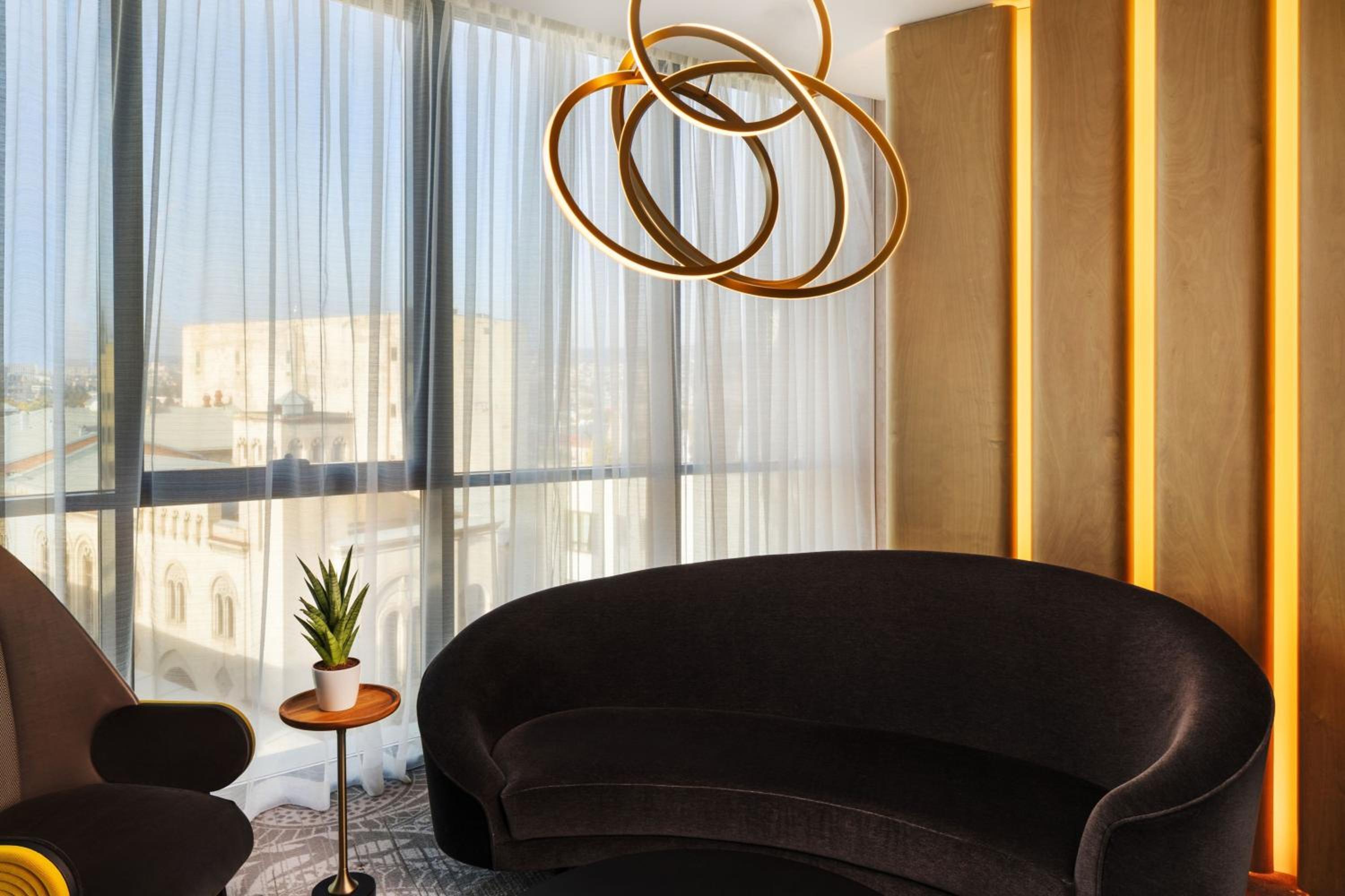 Club Suite - Executive Lounge Access - Photo 5