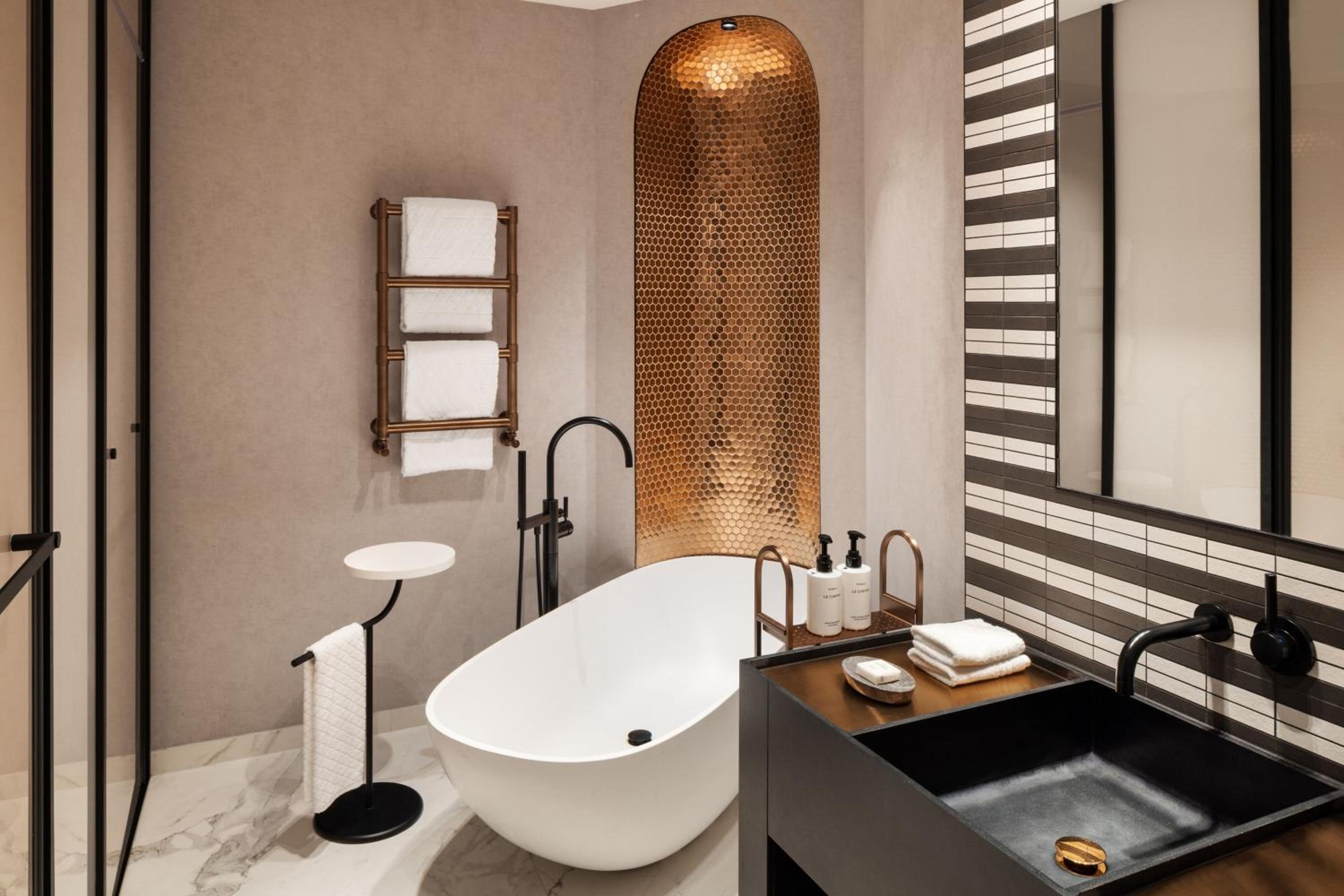 Signature Suite with Executive Lounge Access - Photo 3