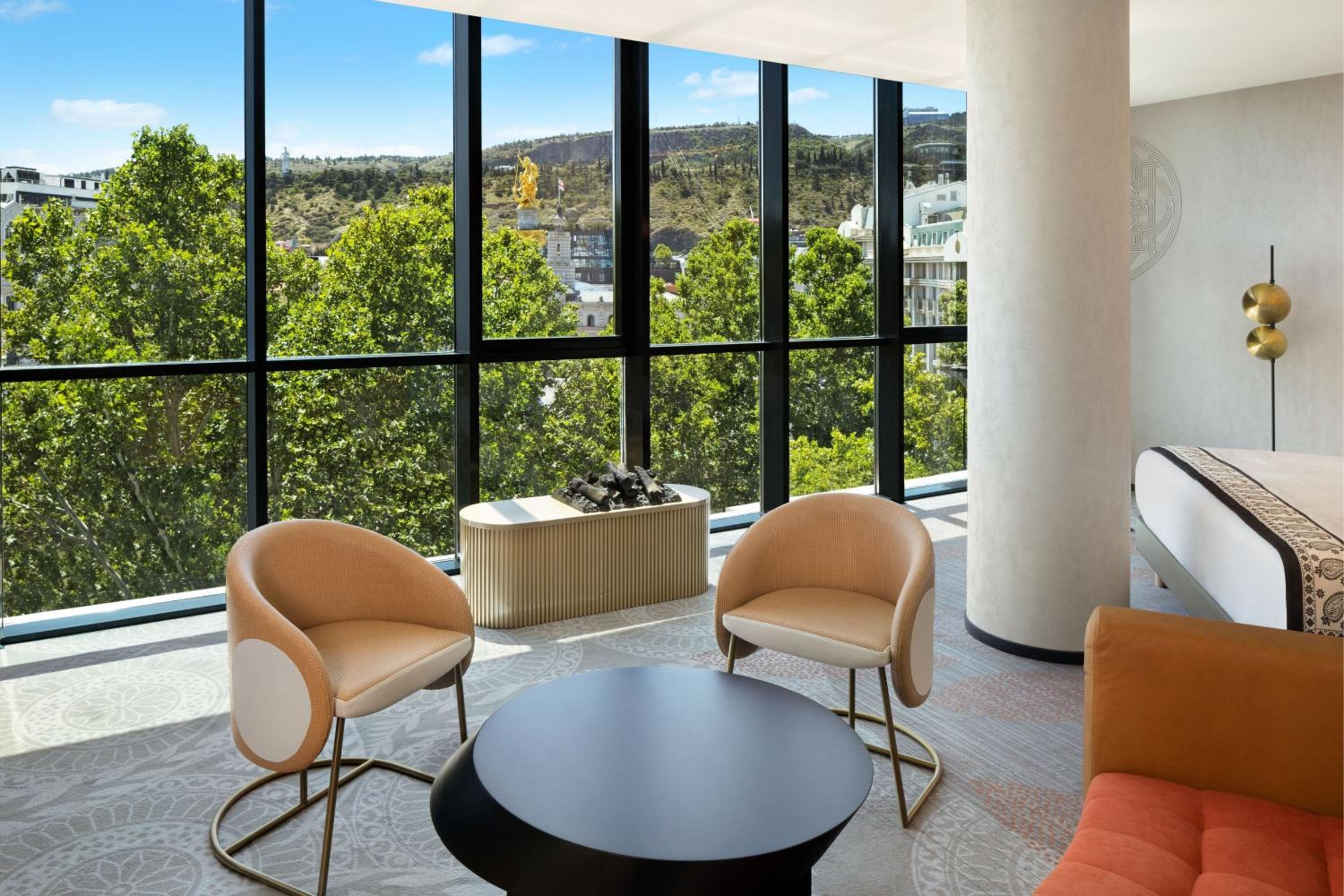 Club Suite - Executive Lounge Access - Photo 3