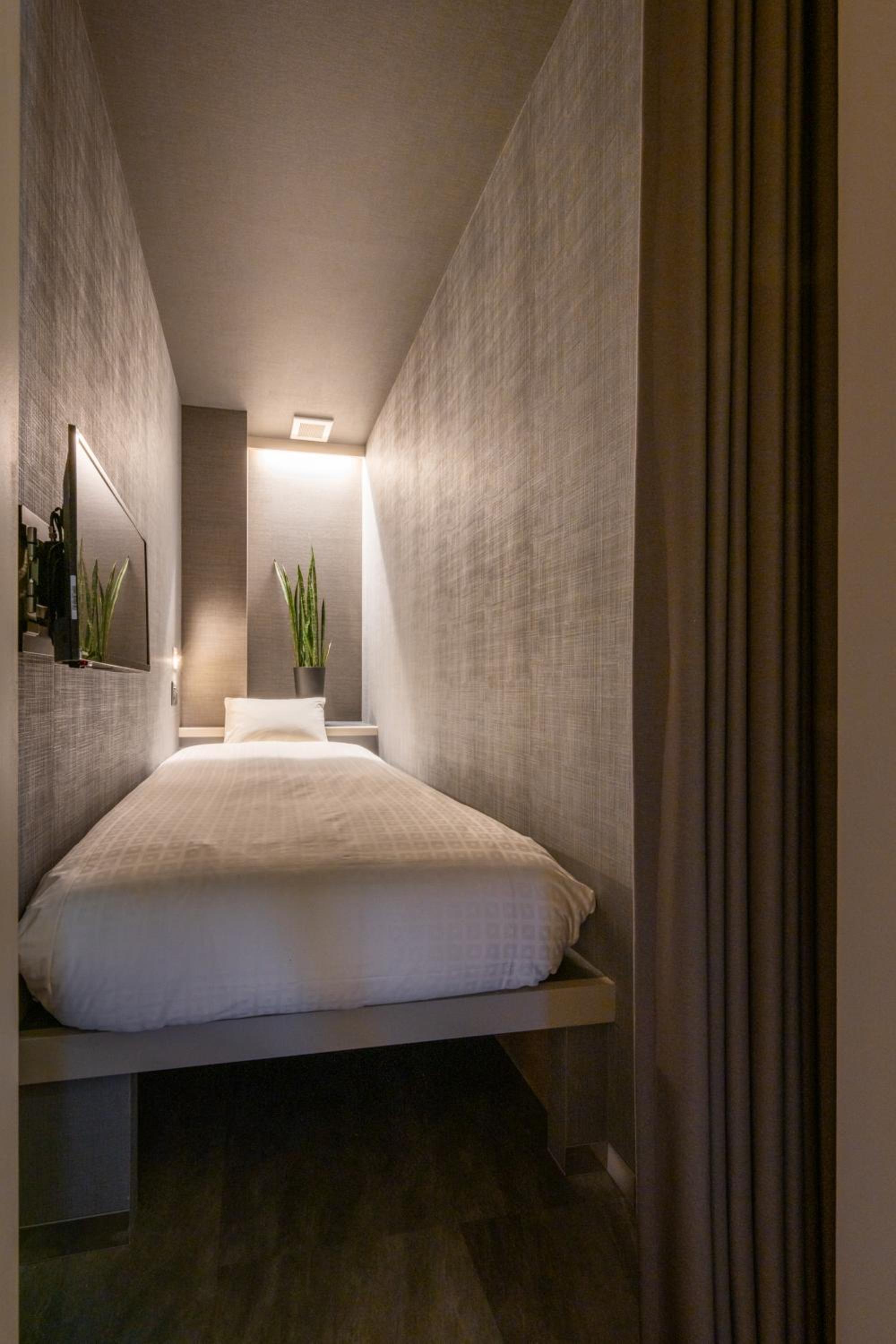 Single Bed in Mixed Dormitory Room