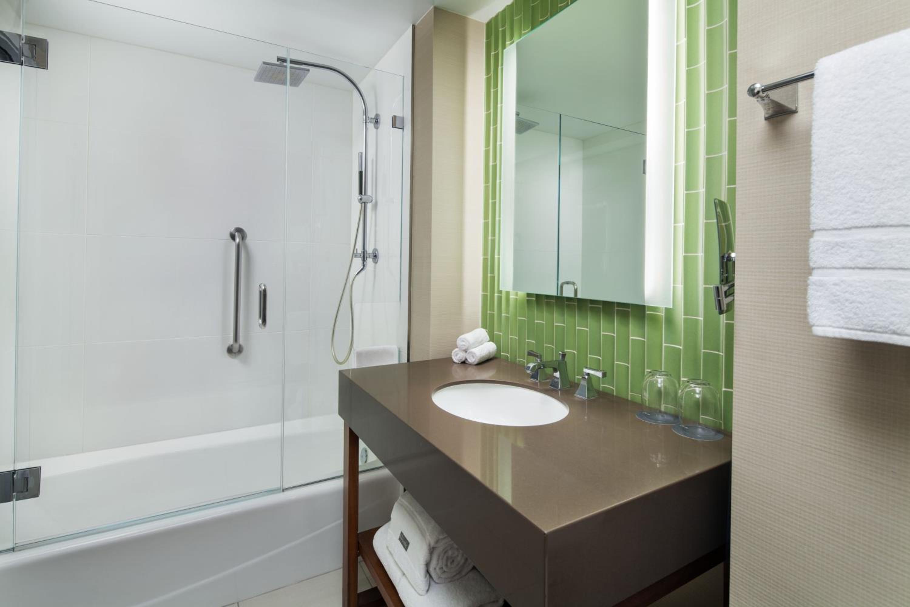 Traditional, Guest room, 1 King - Photo 3