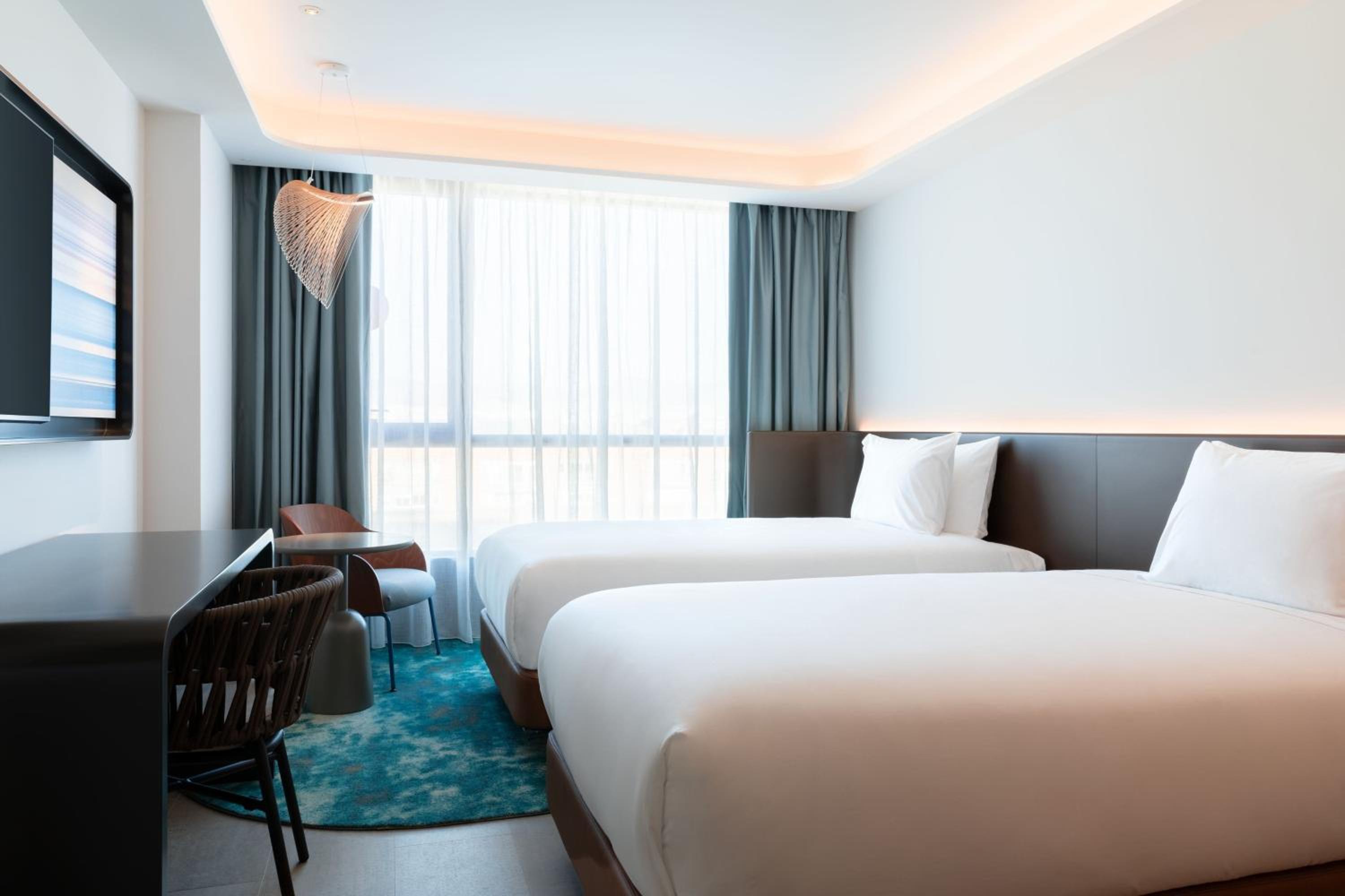 Standard Twin Room thumbnail 6