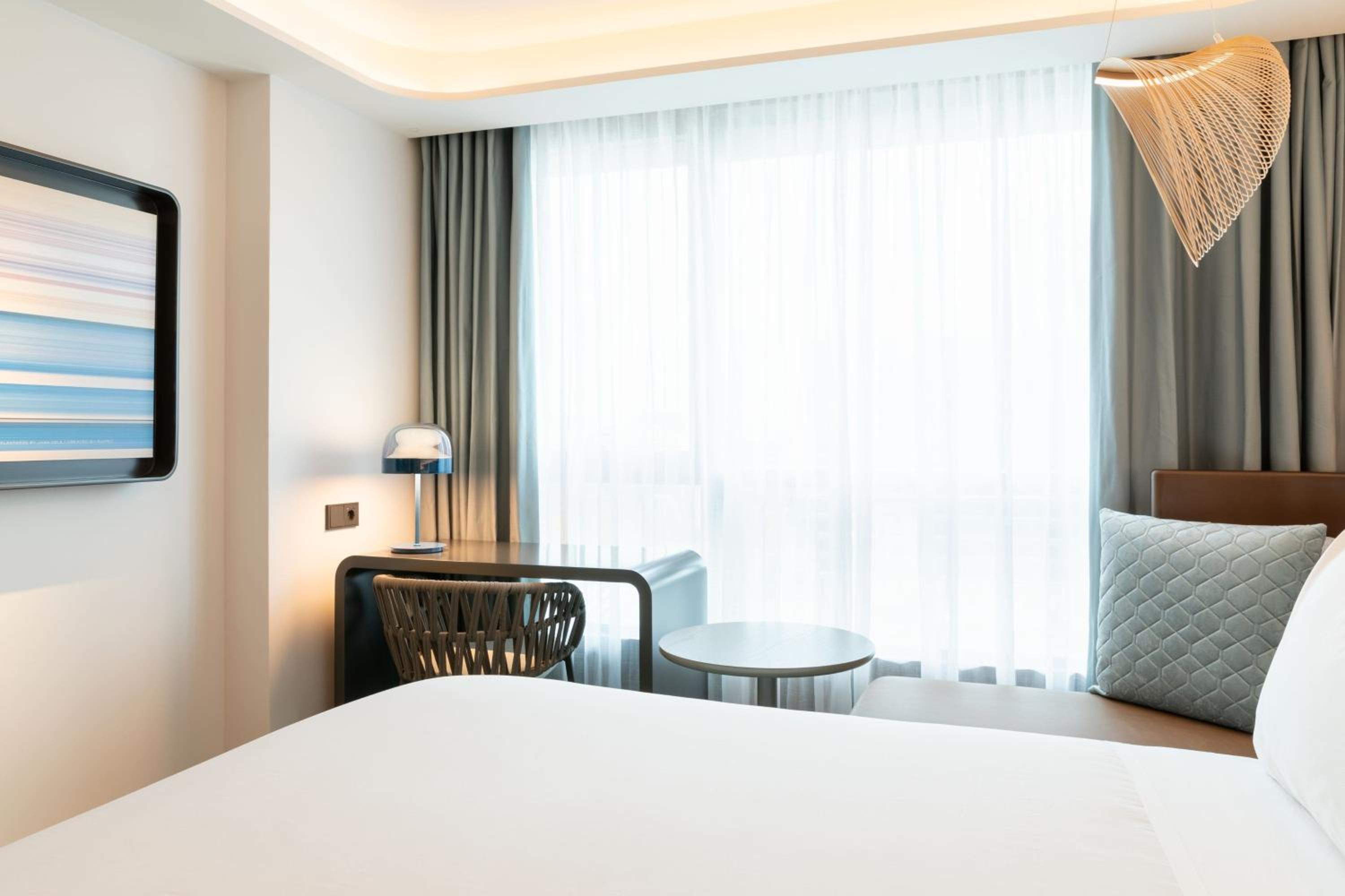 Standard King Room thumbnail 5
