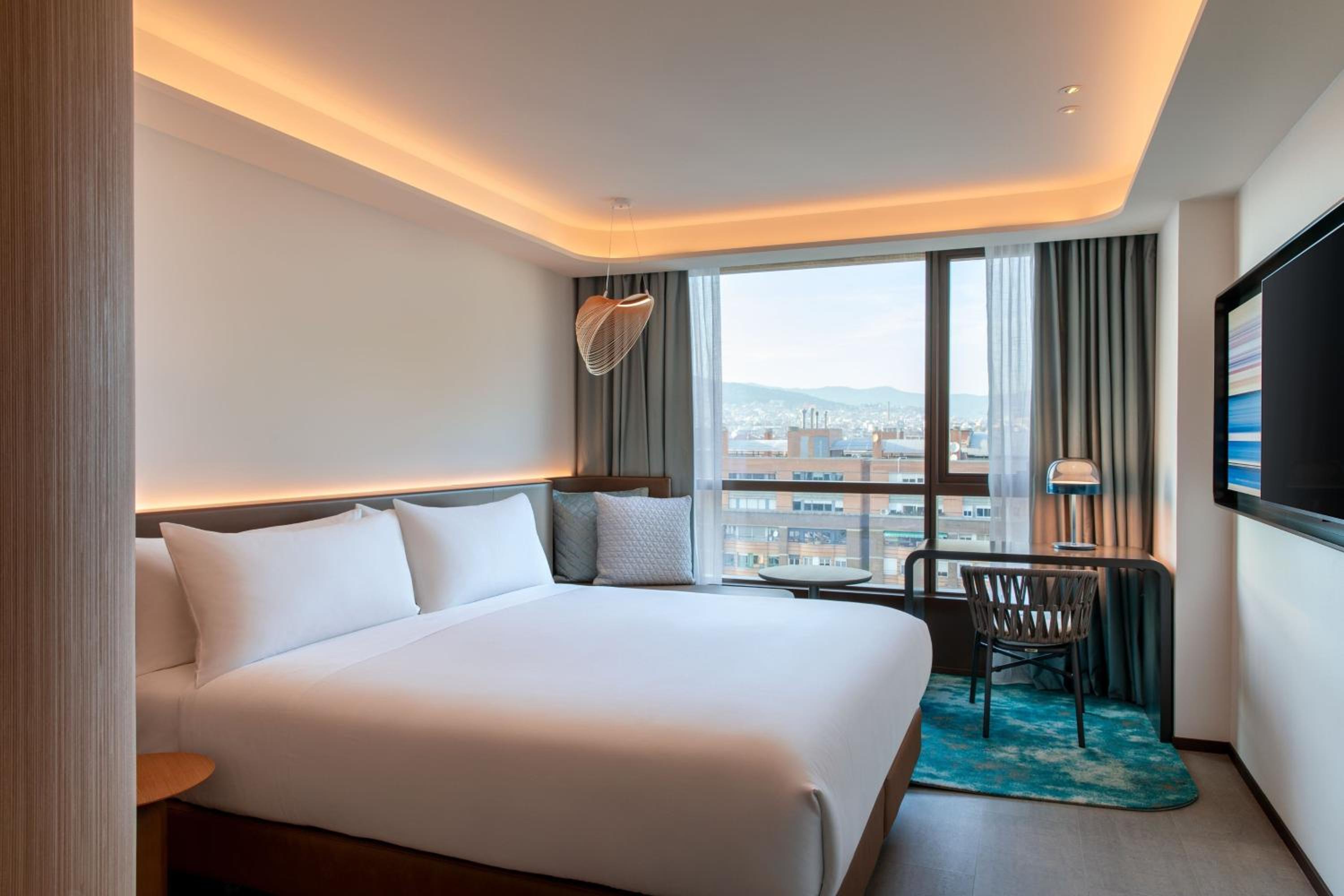King Room with City View thumbnail 5