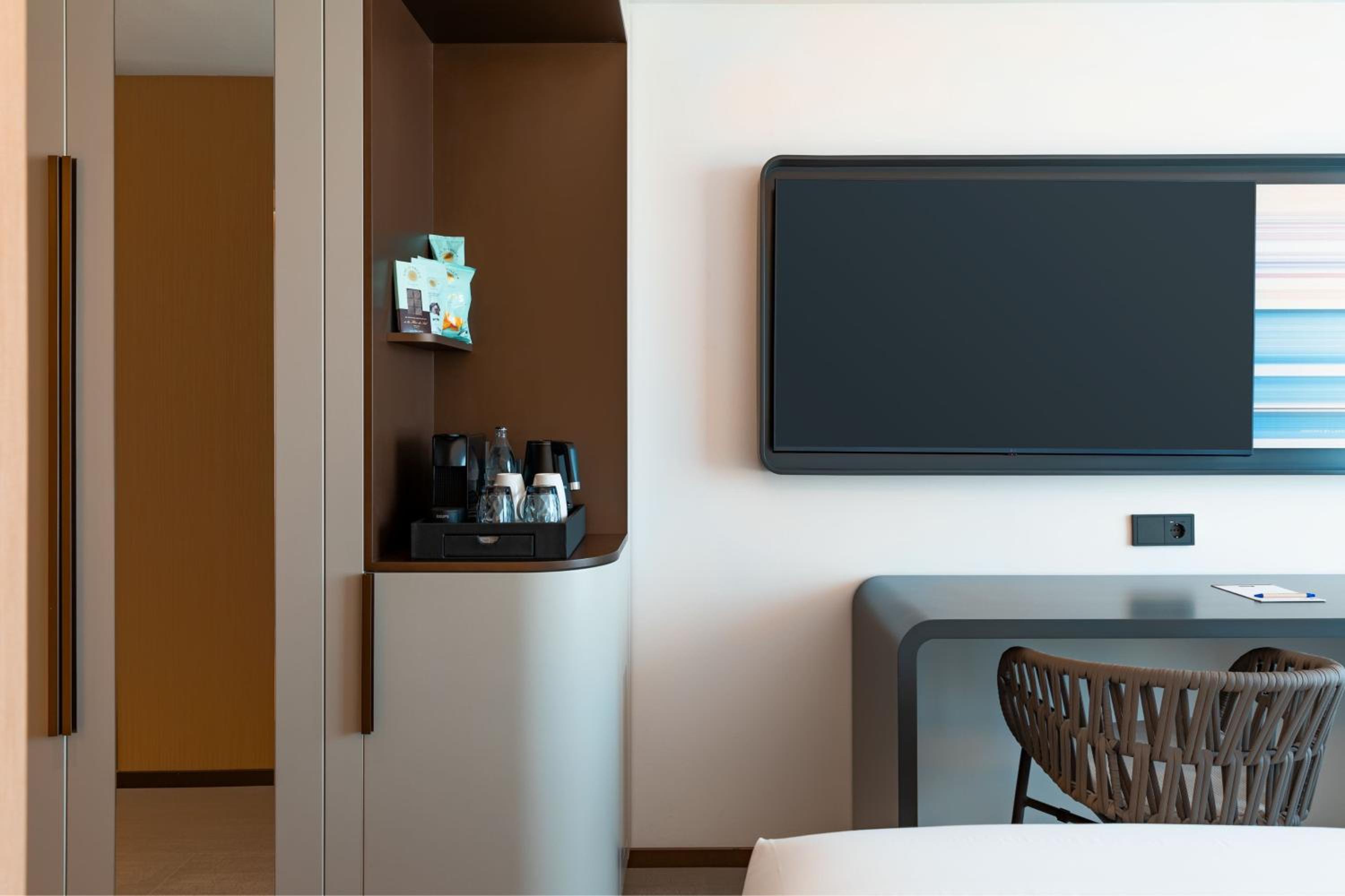Standard Twin Room thumbnail 6