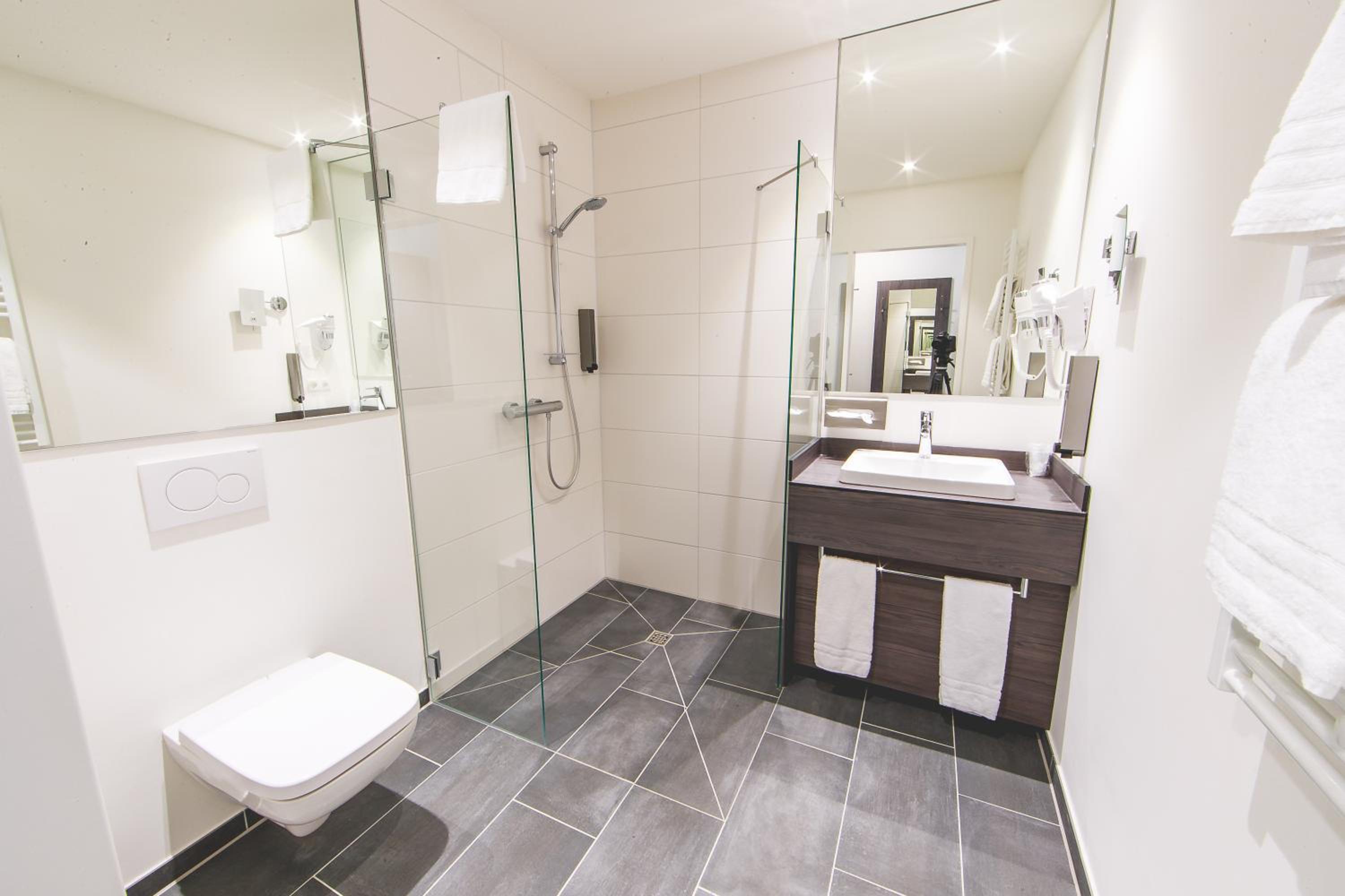 Deluxe Quadruple Room with One Double and Two Single Beds - Photo 2