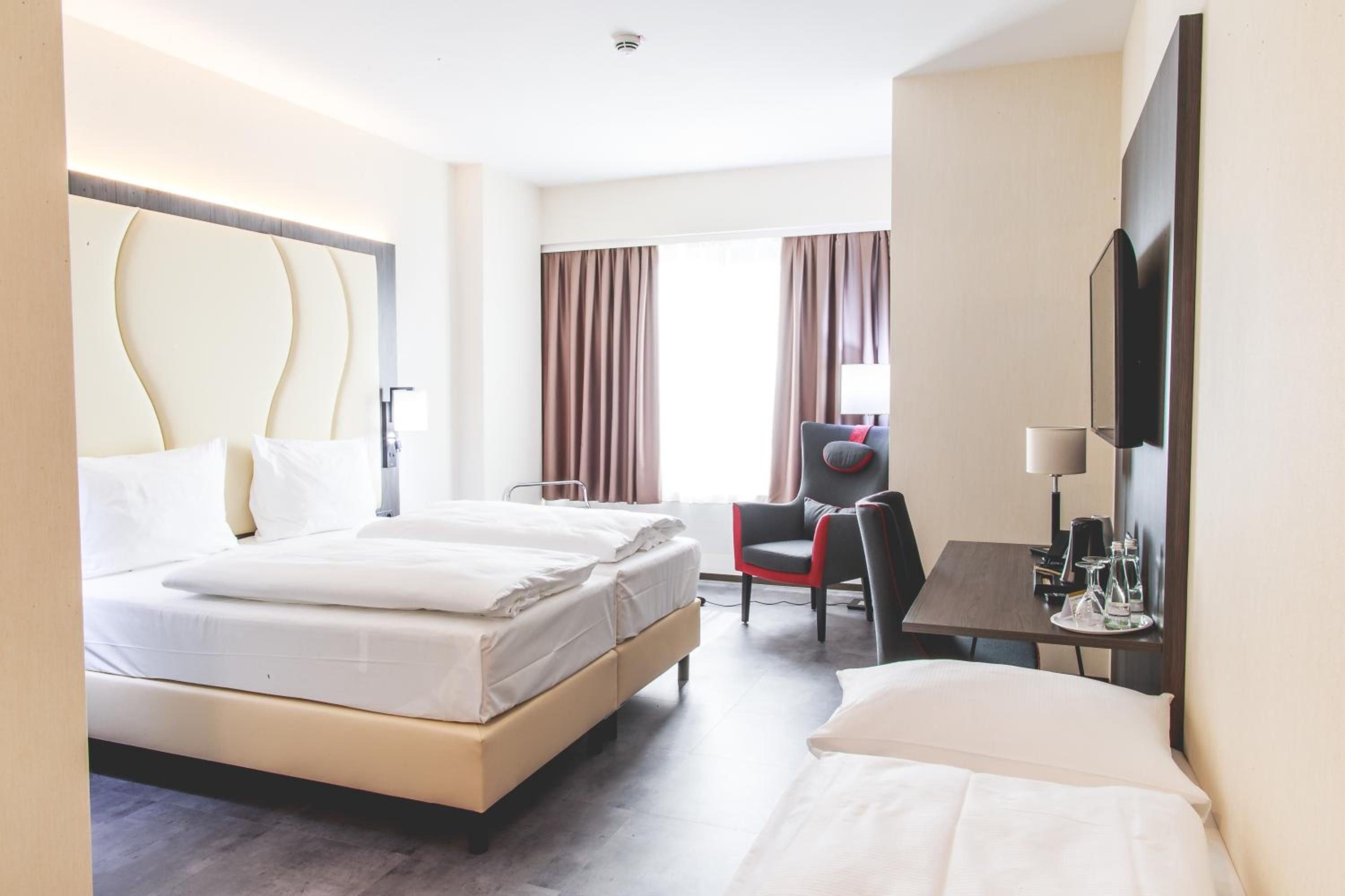 Deluxe Quadruple Room with One Double and Two Single Beds - Photo 8