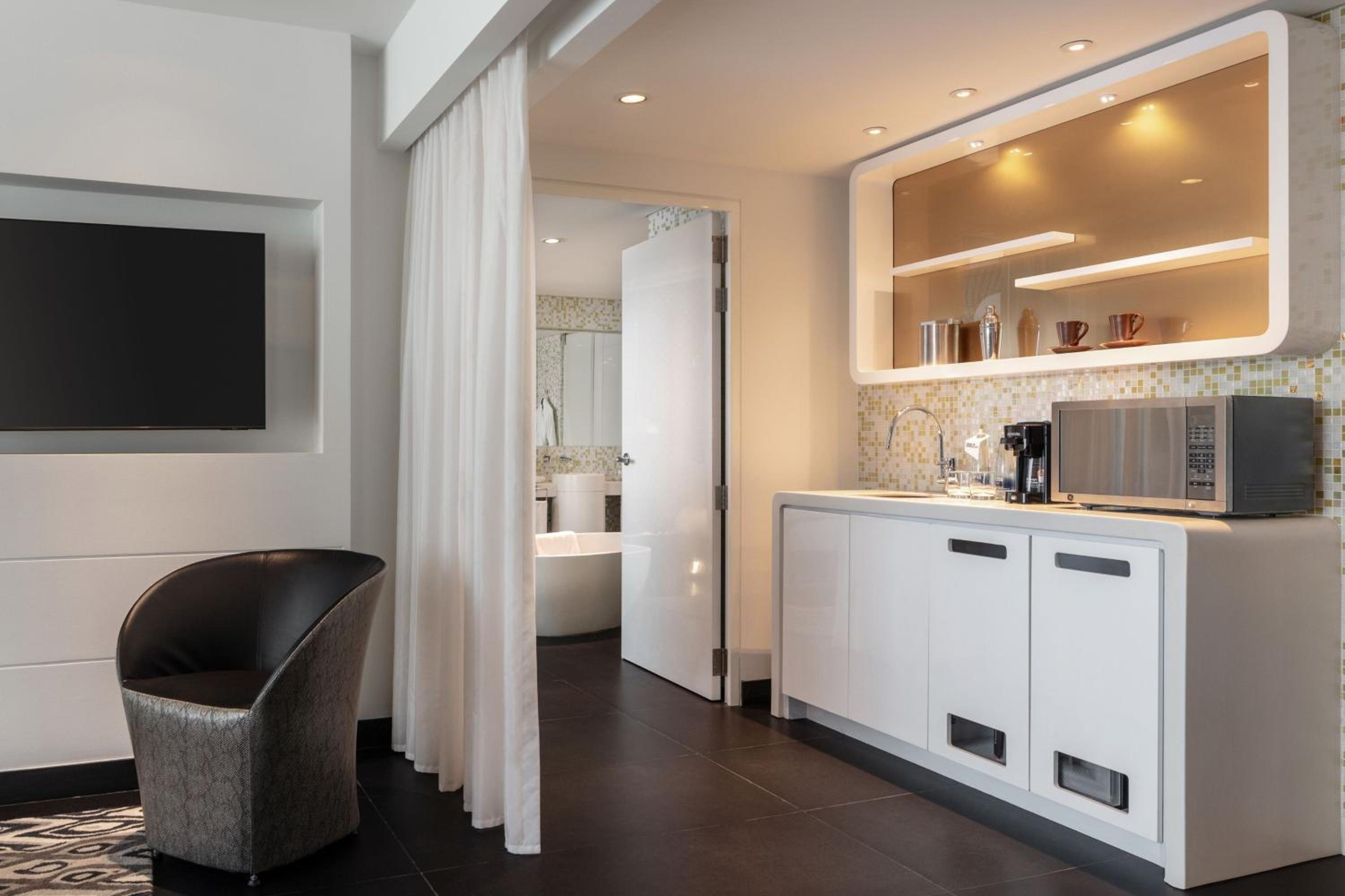 One-Bedroom King Junior Suite photo 2