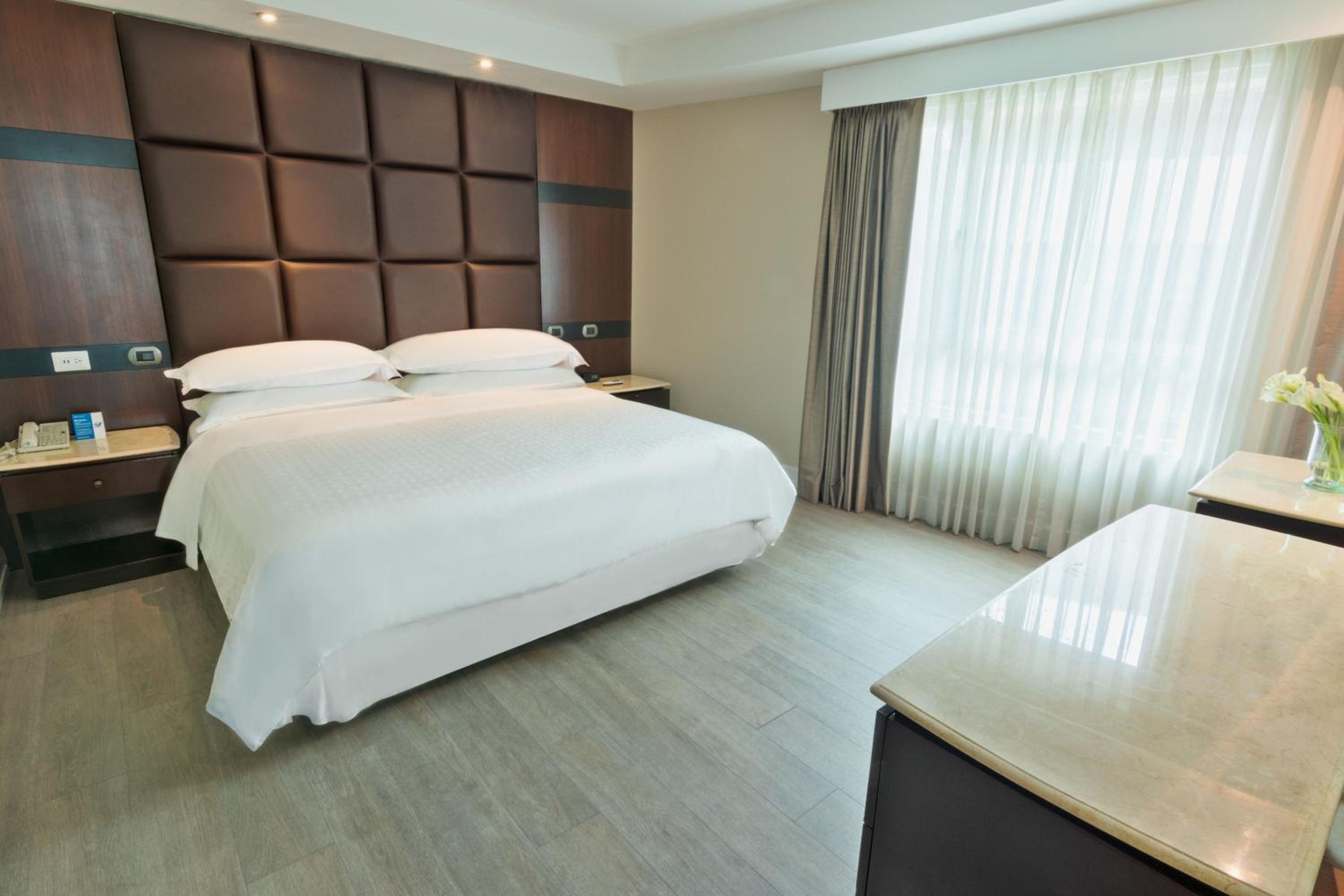 One-Bedroom Junior King Suite - Photo 3