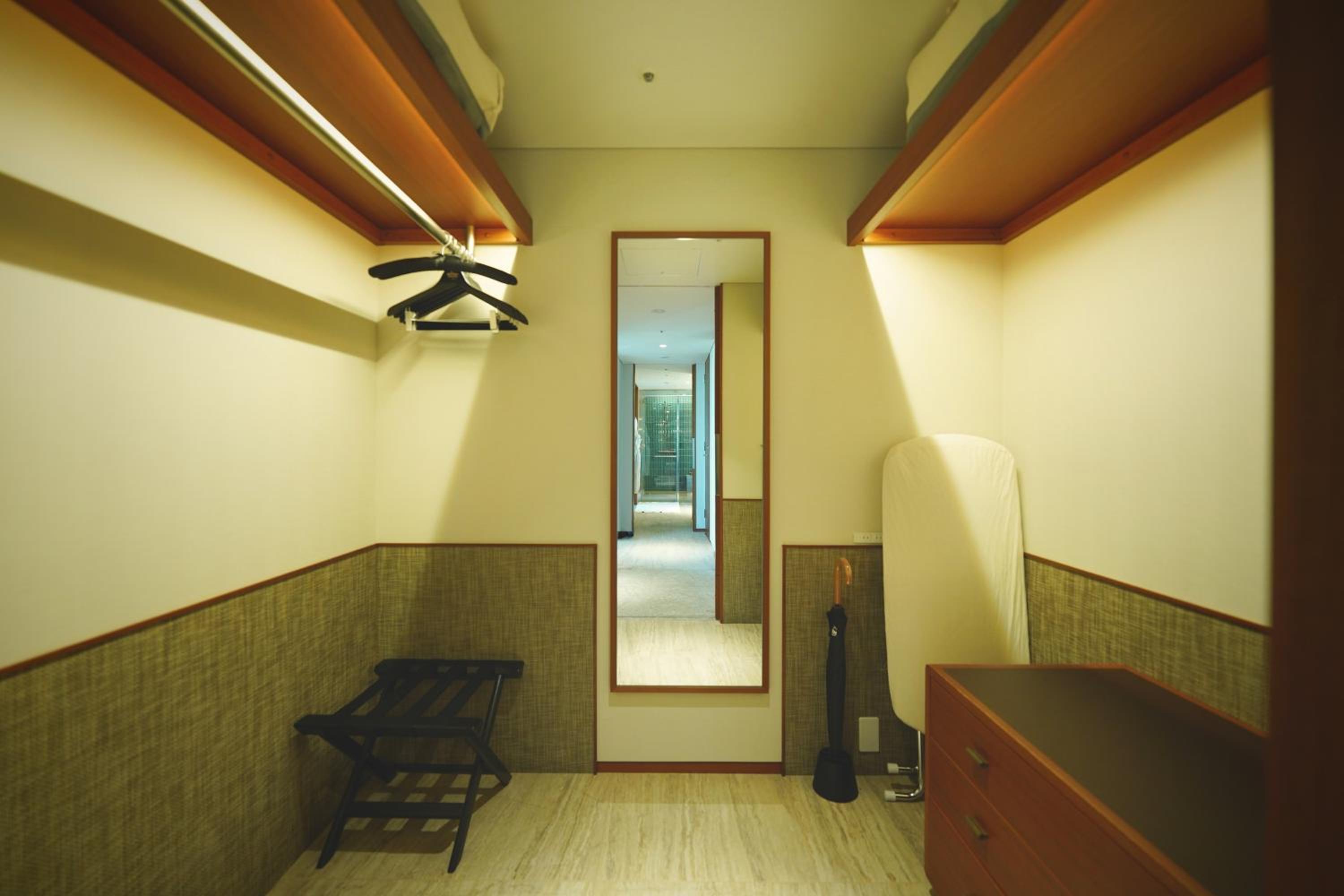 Corner Twin Suite with City View thumbnail 6