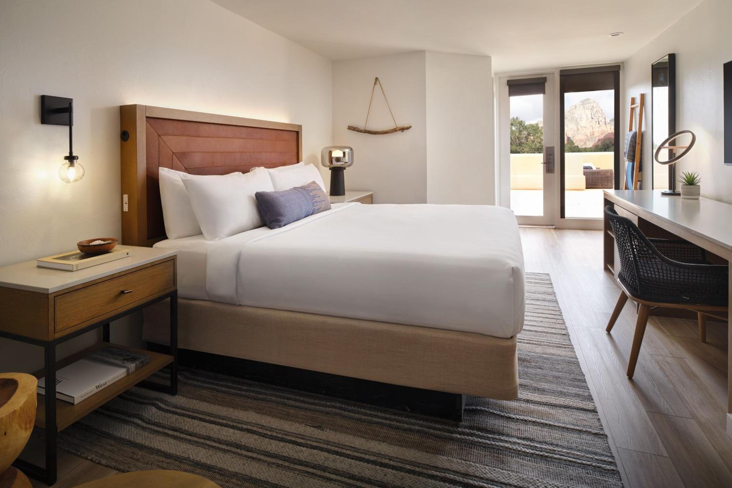 King Room with View - Mid Floor - Photo 8