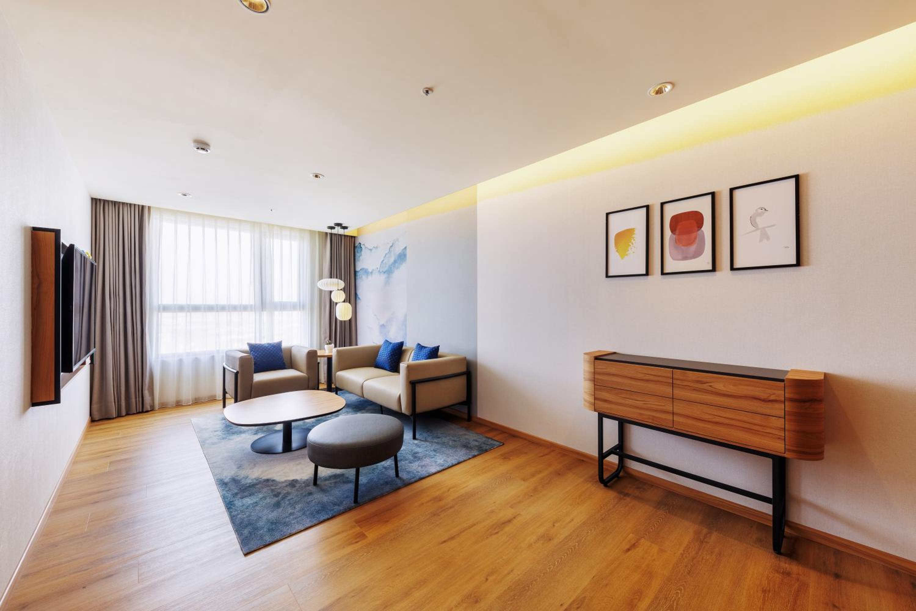 One-Bedroom Suite - Photo 2