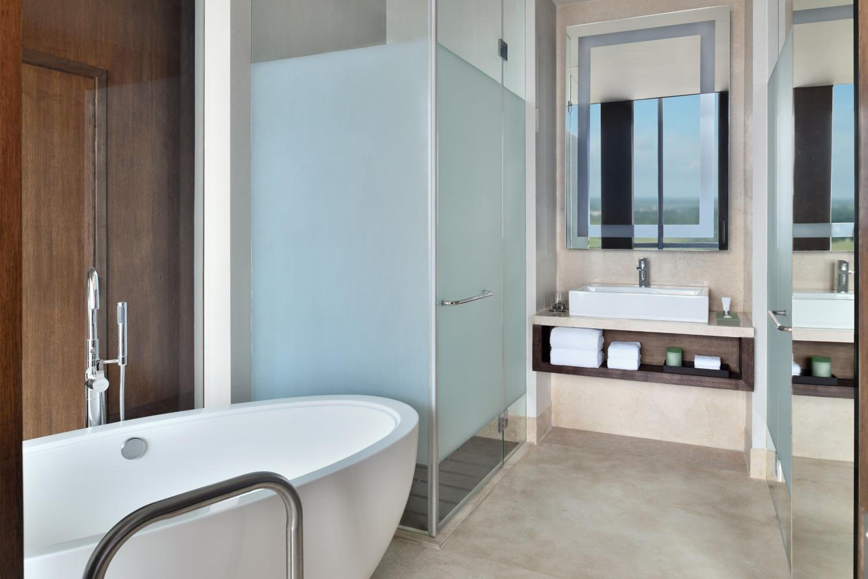Deluxe Twin Room With Bathtub, 20% F&B Discount & Happy Hours (1 + 1 IMFL - 4 pm to 8 pm at 31/32) thumbnail 5