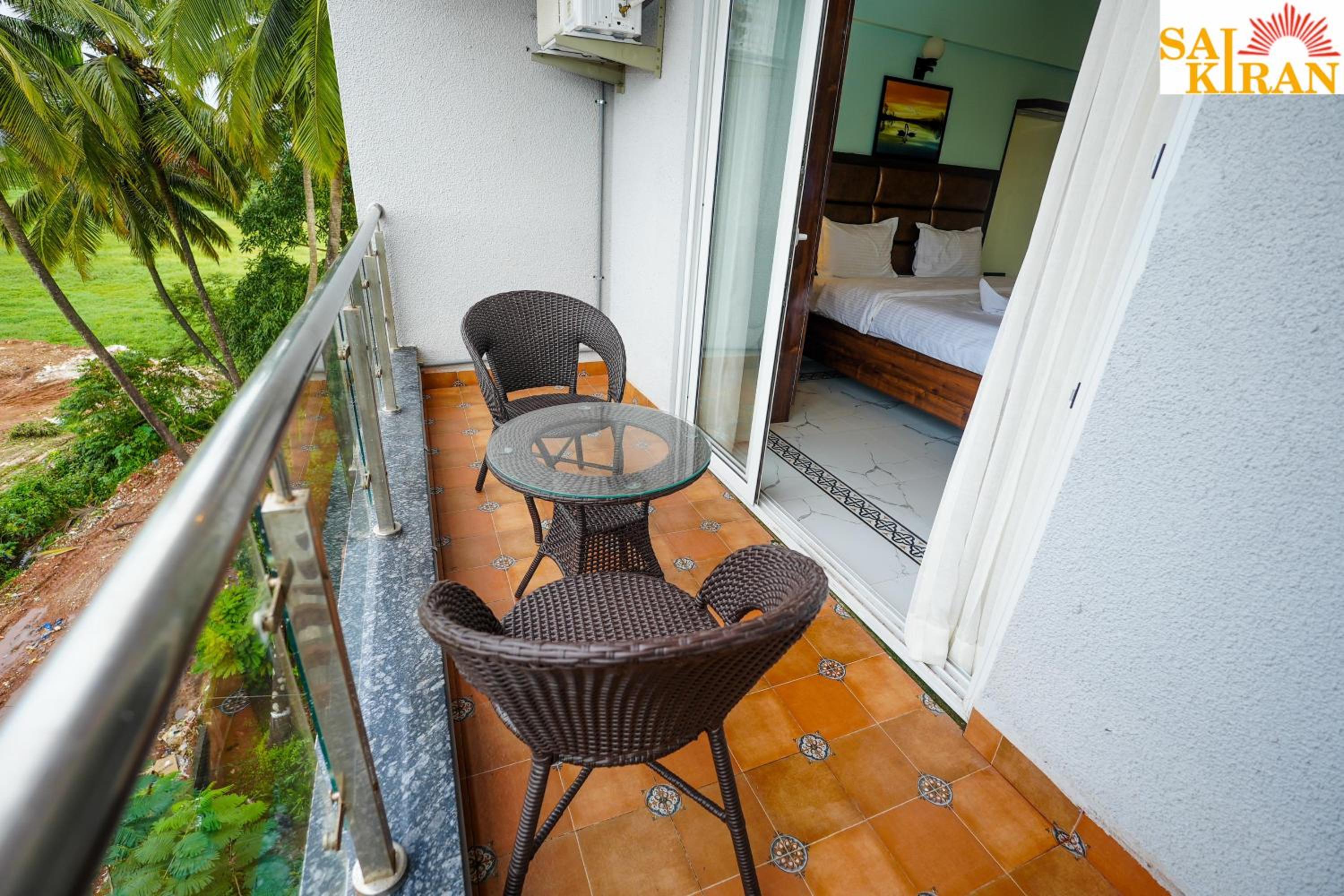 Deluxe Double Room with Balcony photo 2