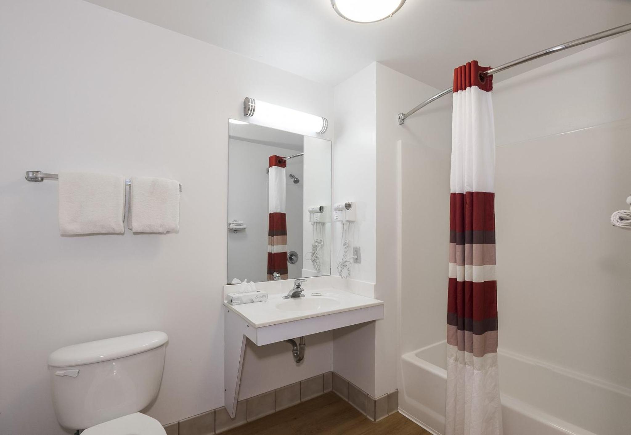 Superior King Room - Disability Access/Roll-In Shower Non-Smoking - Photo 2