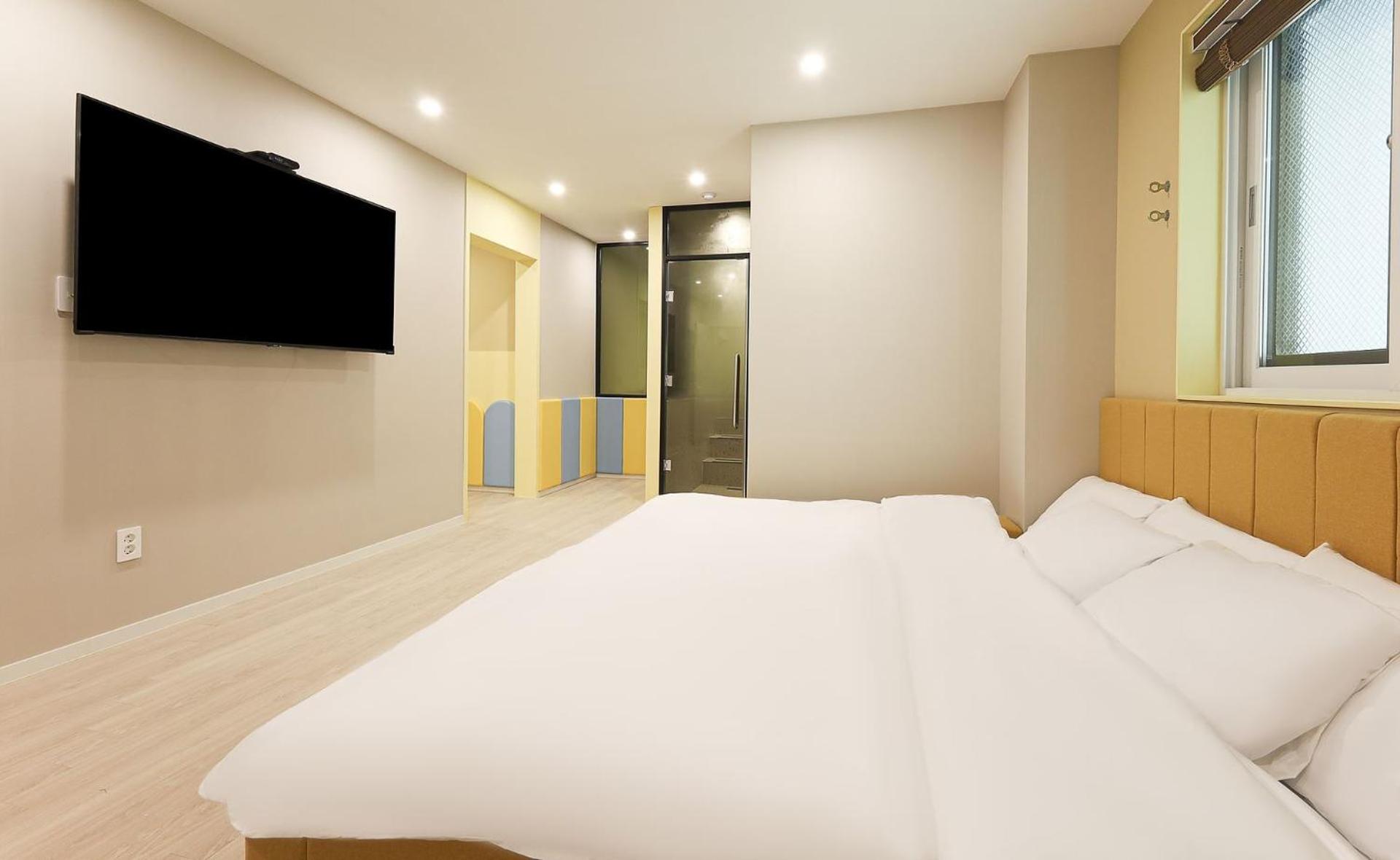 Family Room - Photo 7