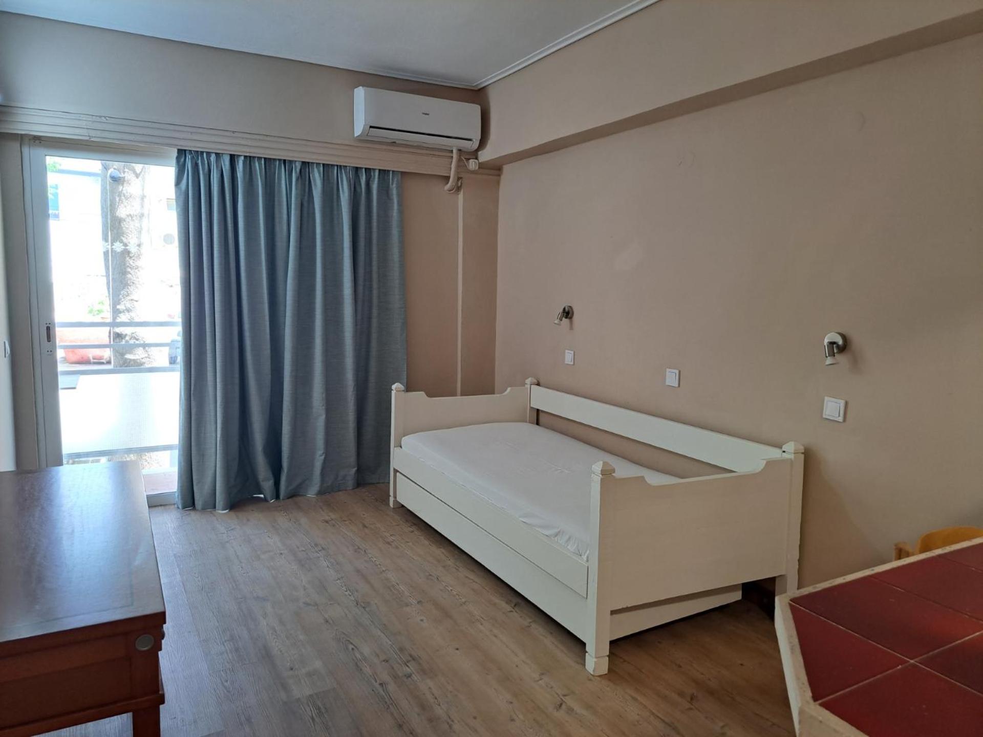 One-Bedroom Apartment - Photo 3