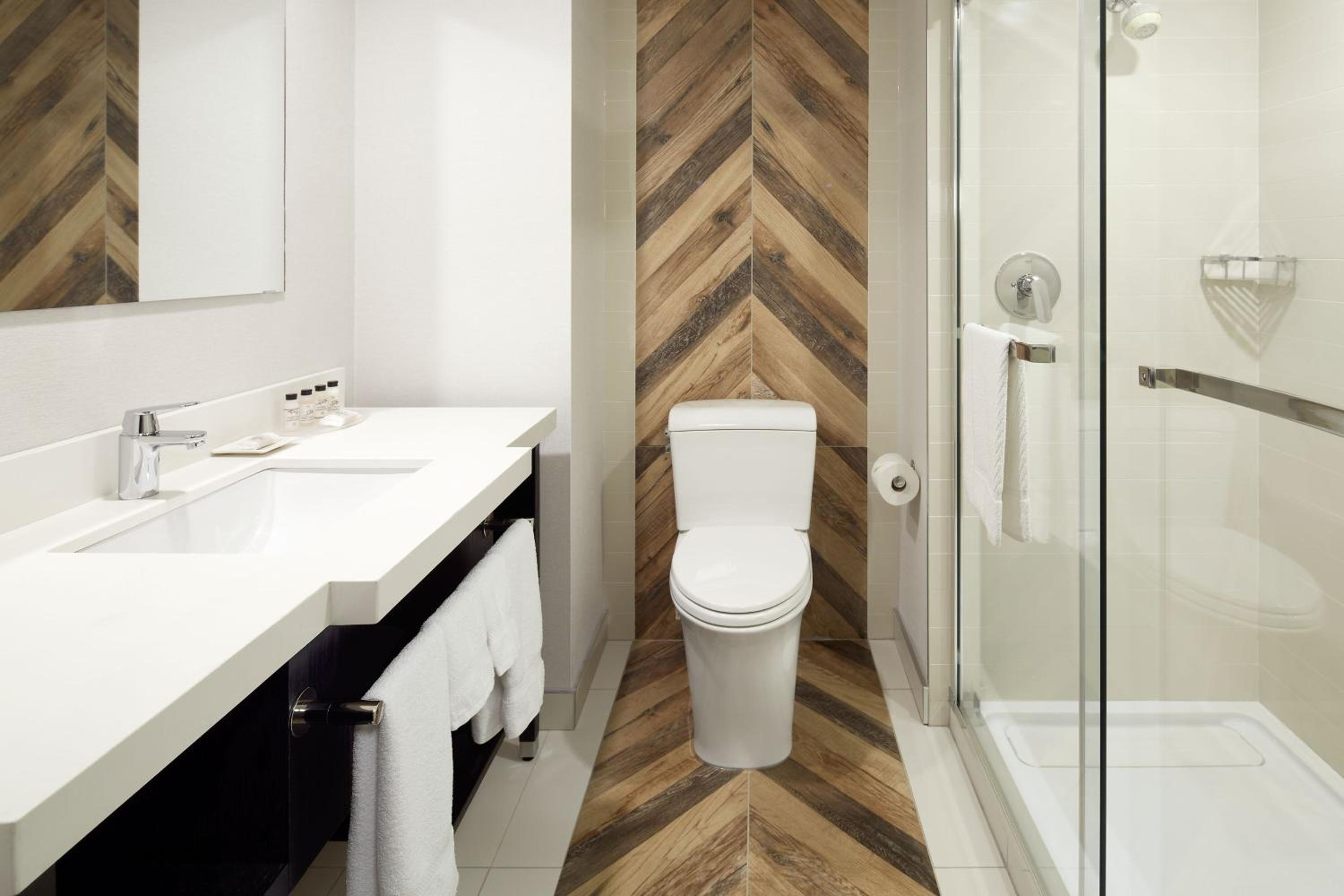 One Bedroom Suite, 1 King - Photo 4