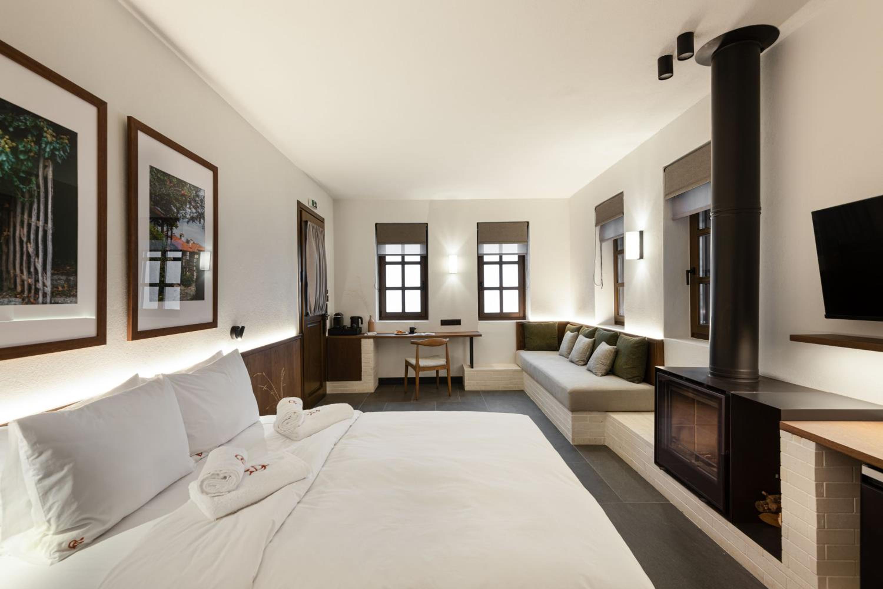 	Junior Suite with Fireplace - Mountain & Sea View - Photo 3