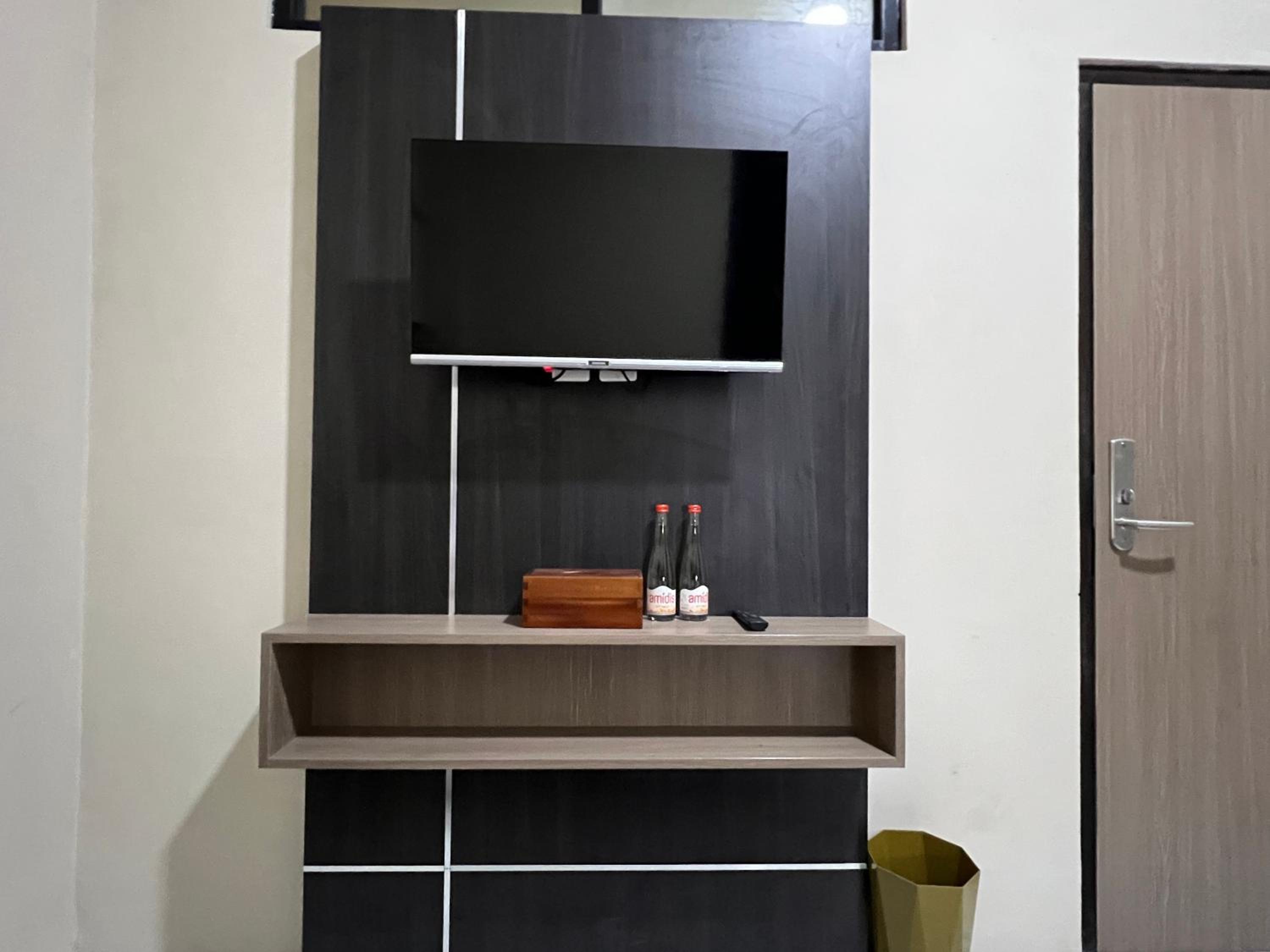 Family Room - Photo 12