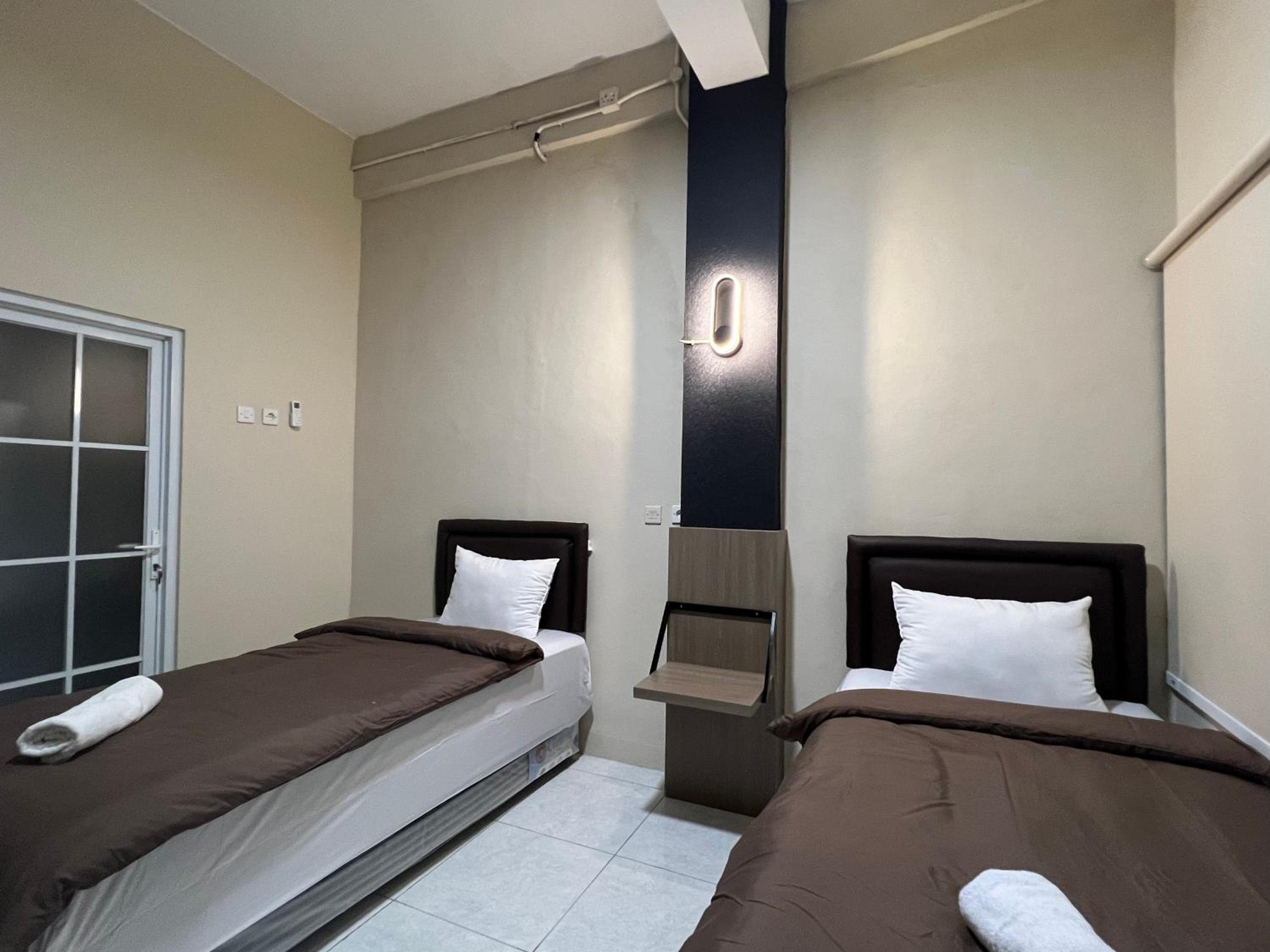 Standard Twin Room - Photo 8