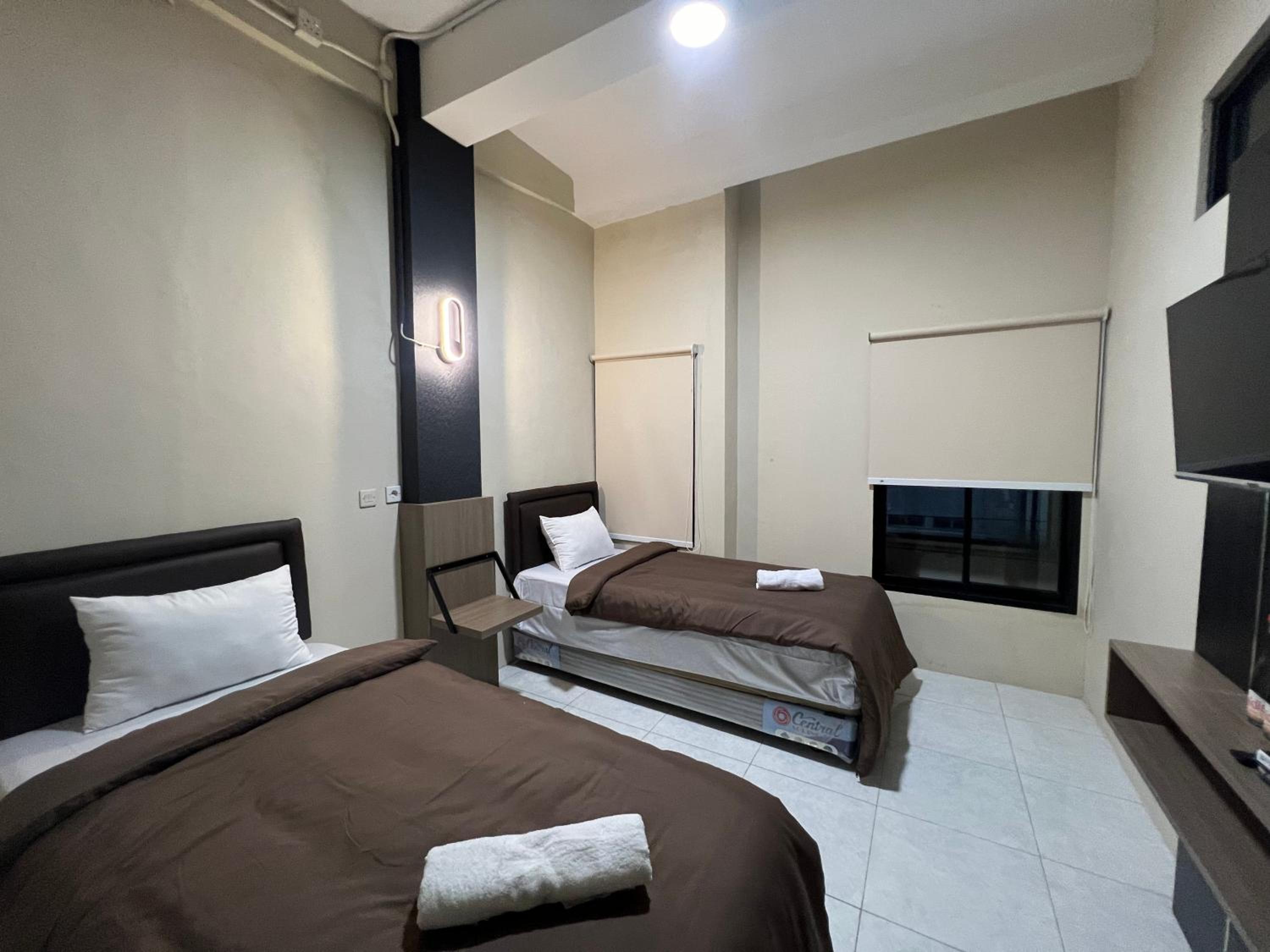Standard Twin Room - Photo 9