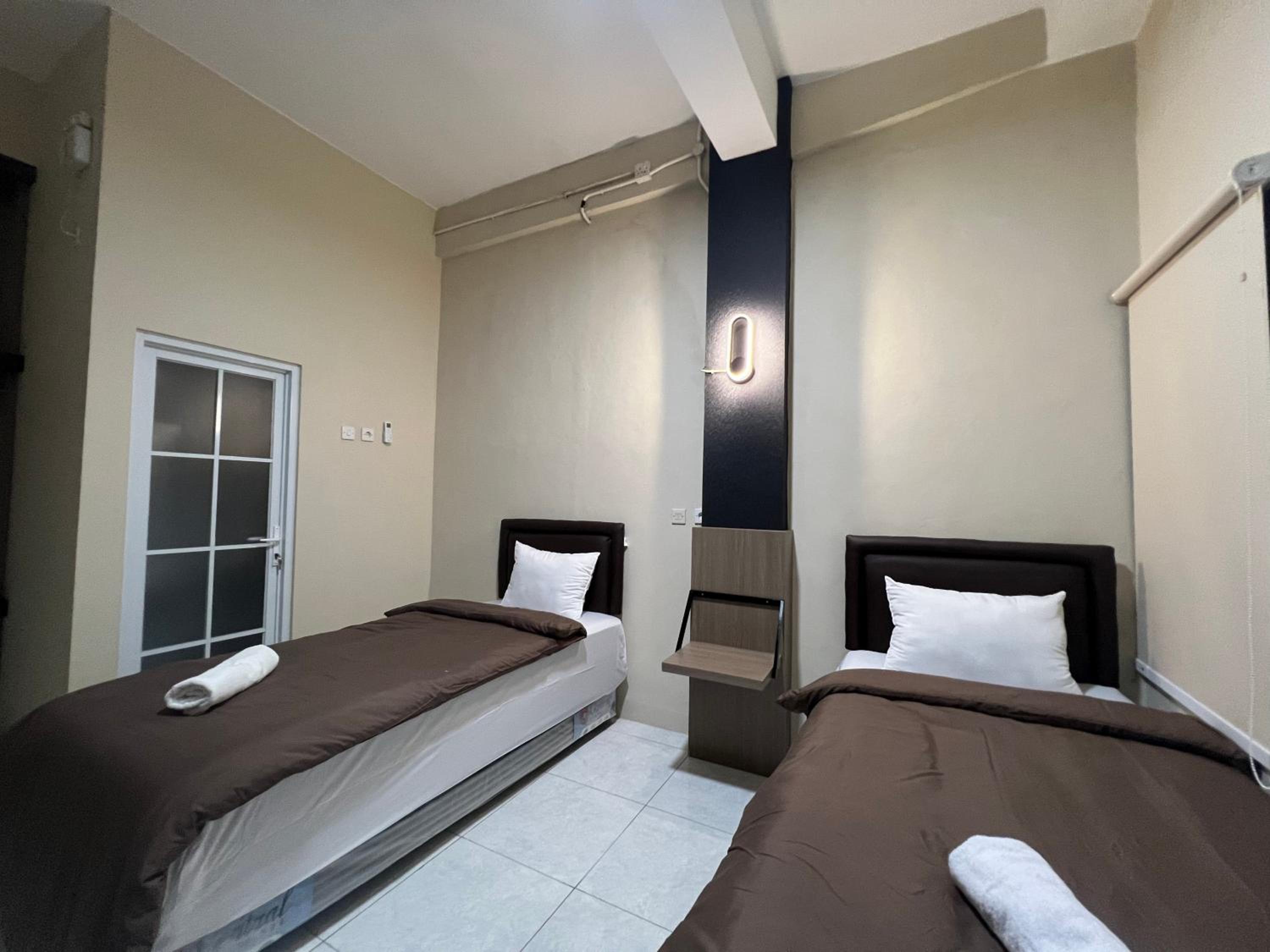 Standard Twin Room - Photo 10