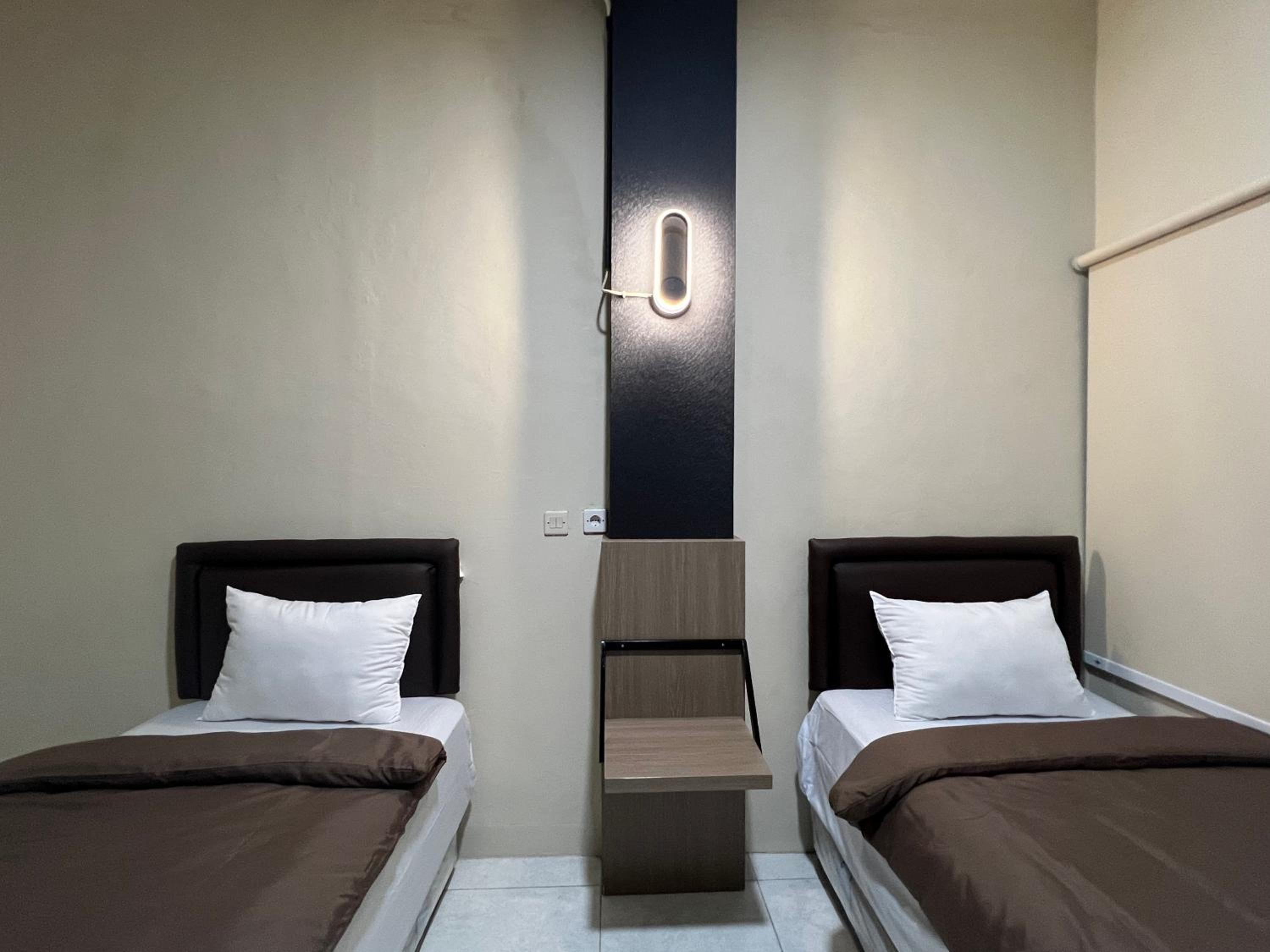 Standard Twin Room - Photo 4