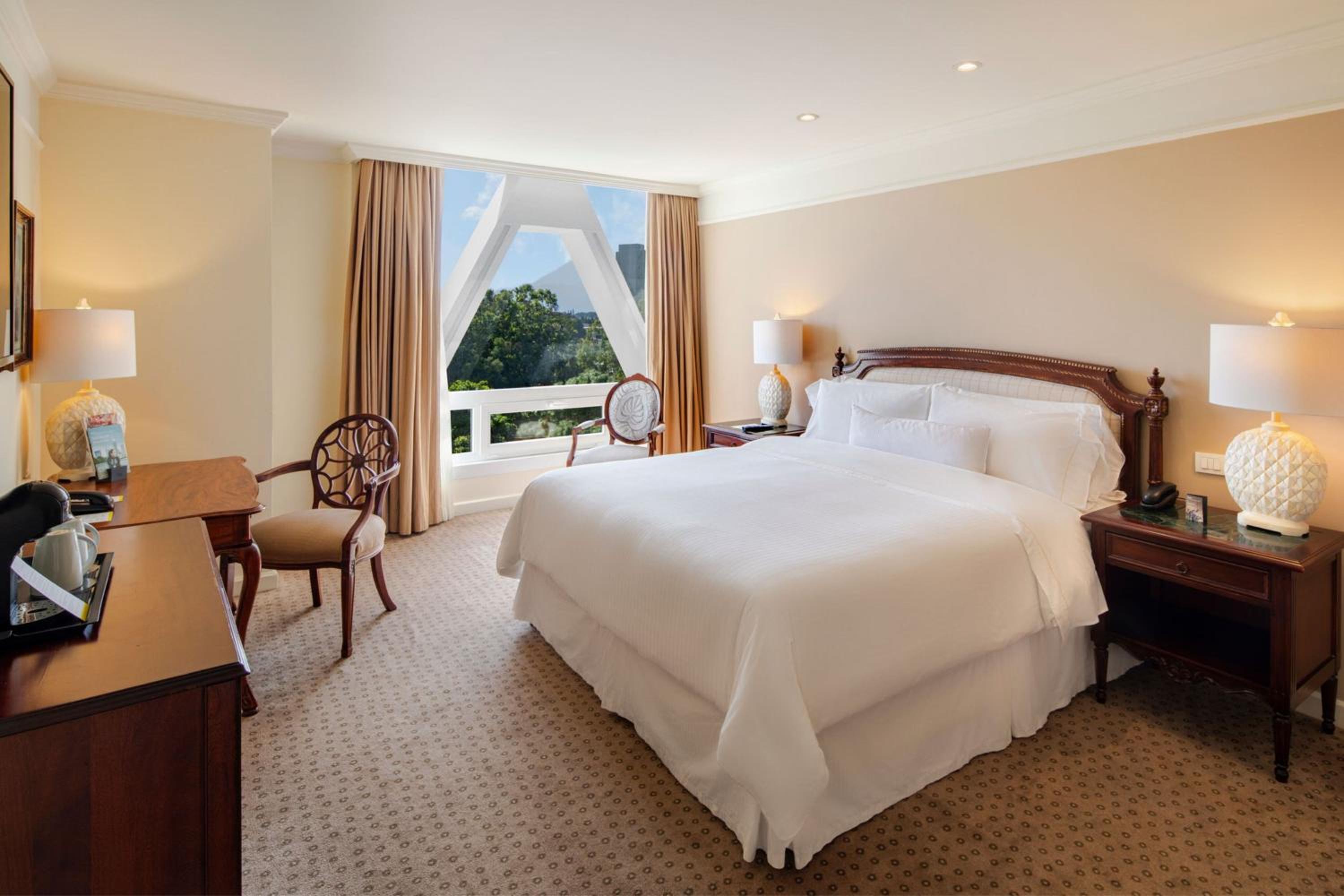 Deluxe, Guest room, 1 King - Photo 1