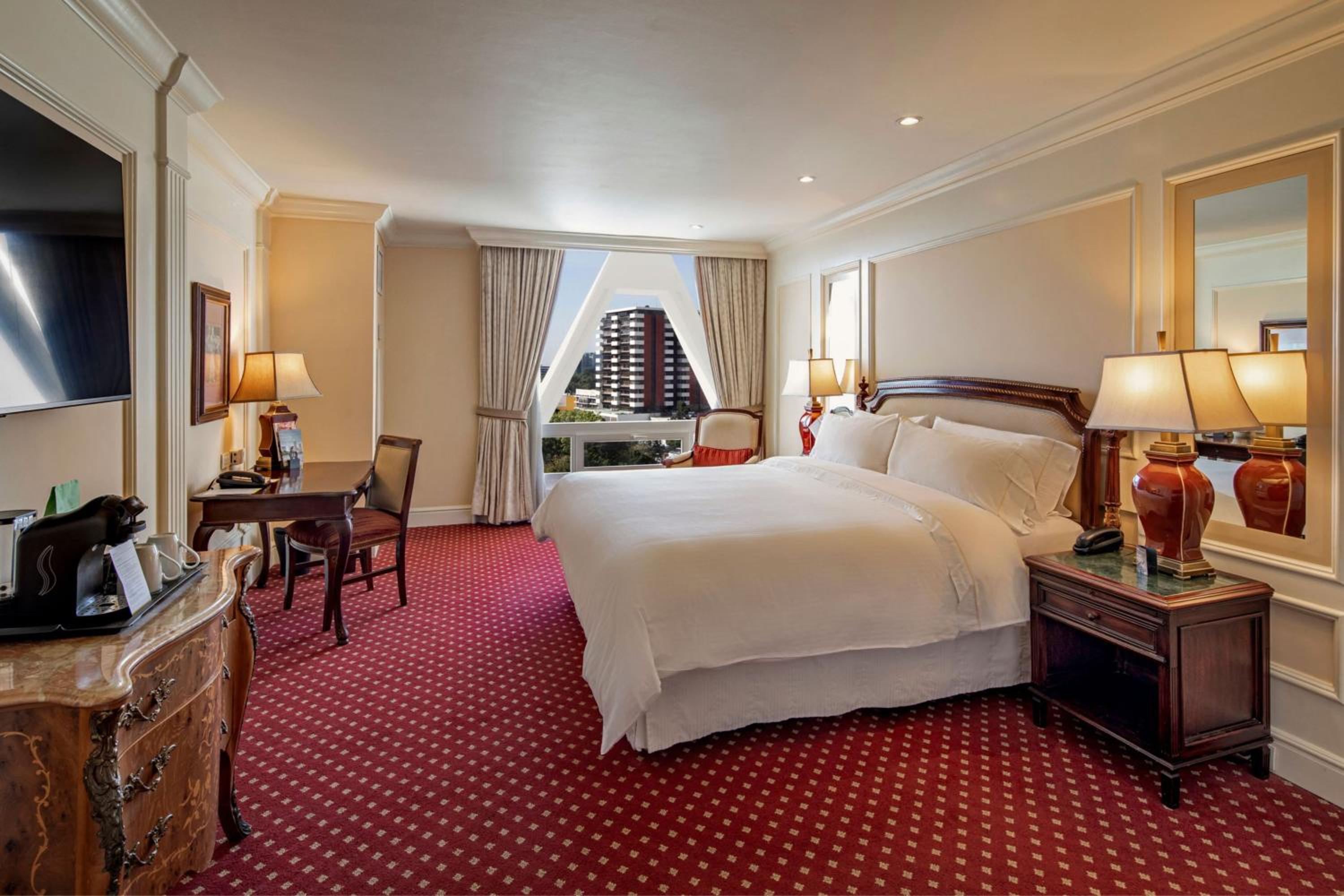 Executive, Executive level, Guest room, 1 King, City view - Photo 1