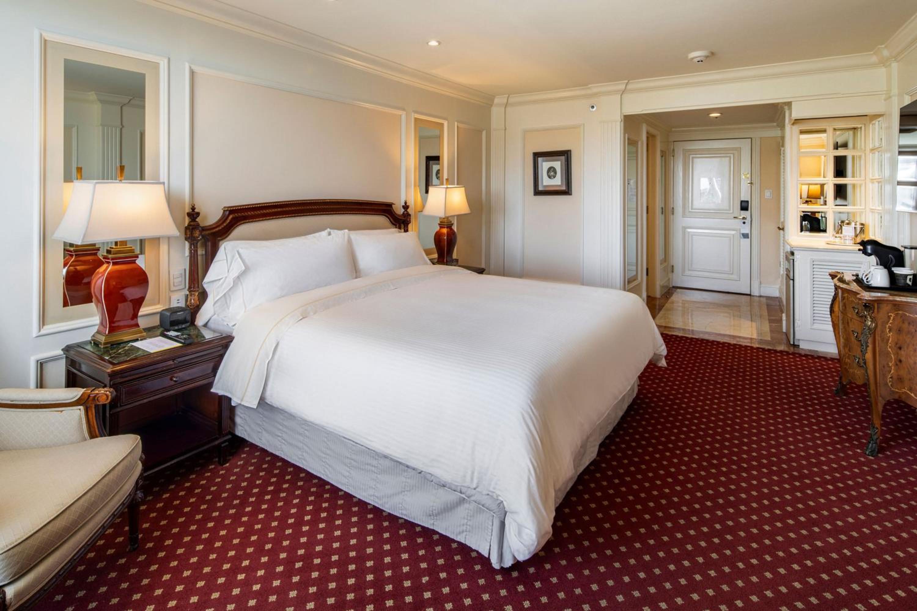 Executive, Executive level, Guest room, 1 King, City view - Photo 3