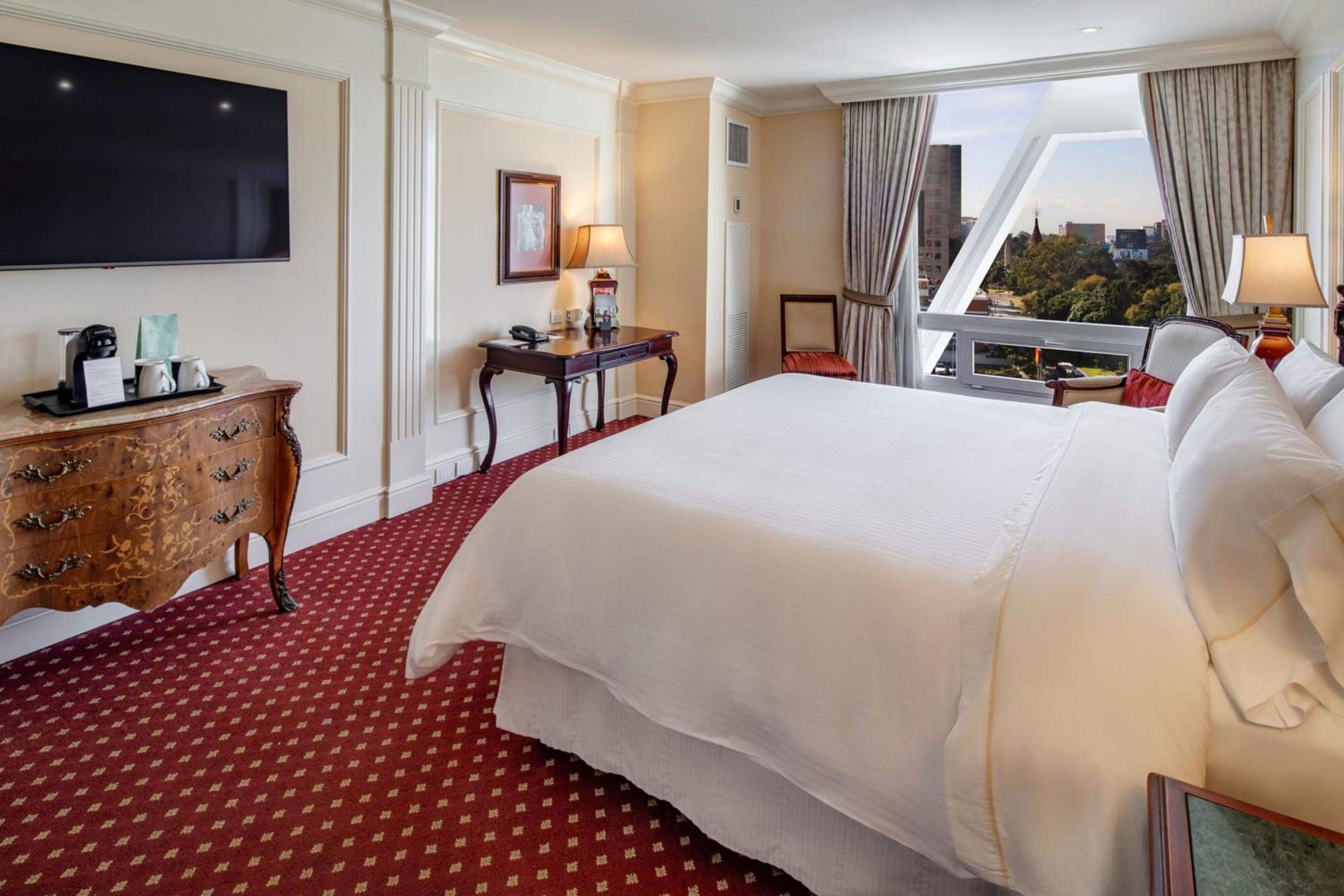 Executive, Executive level, Guest room, 1 King, City view - Photo 4