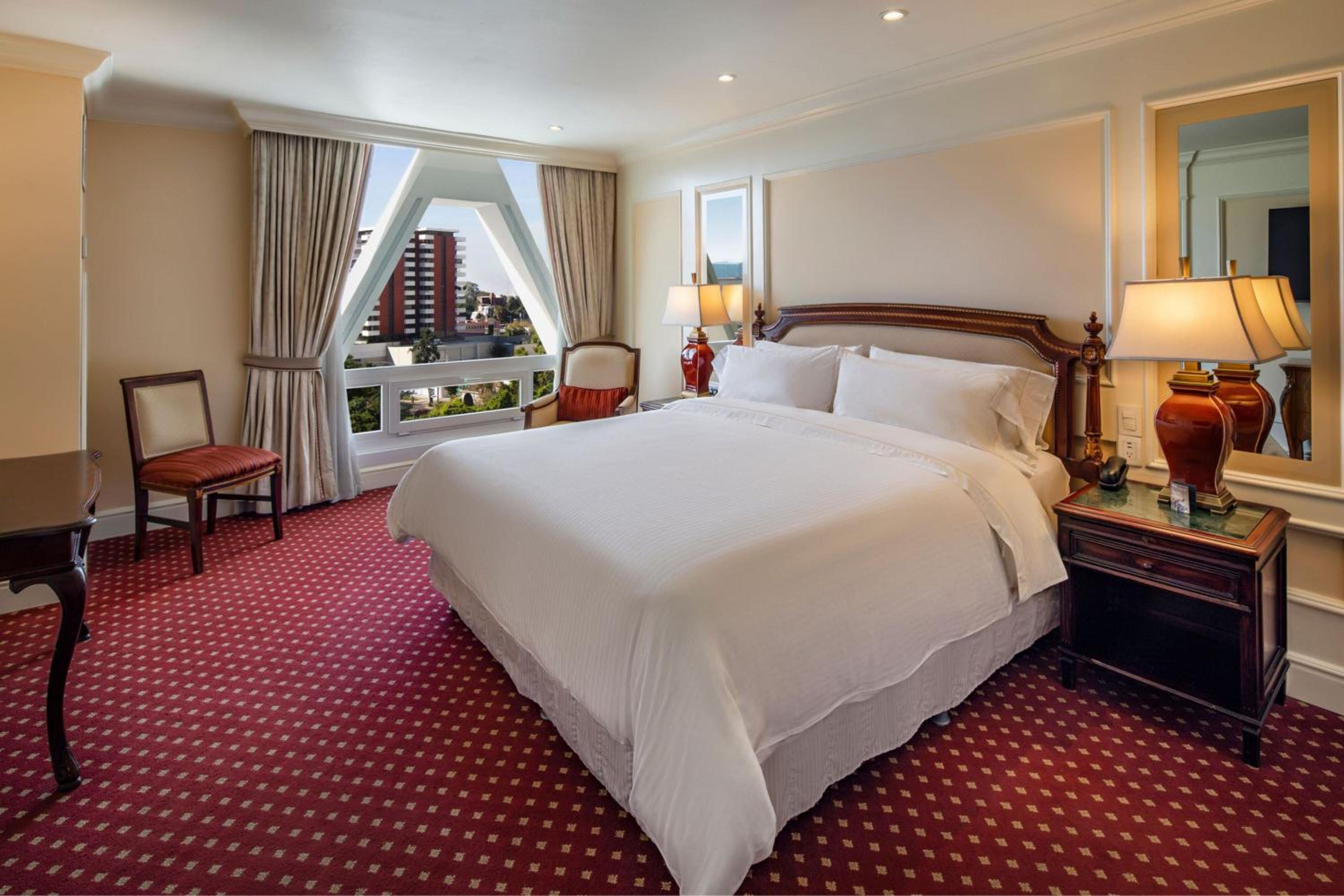 Executive, Executive level, Guest room, 1 King, City view - Photo 5
