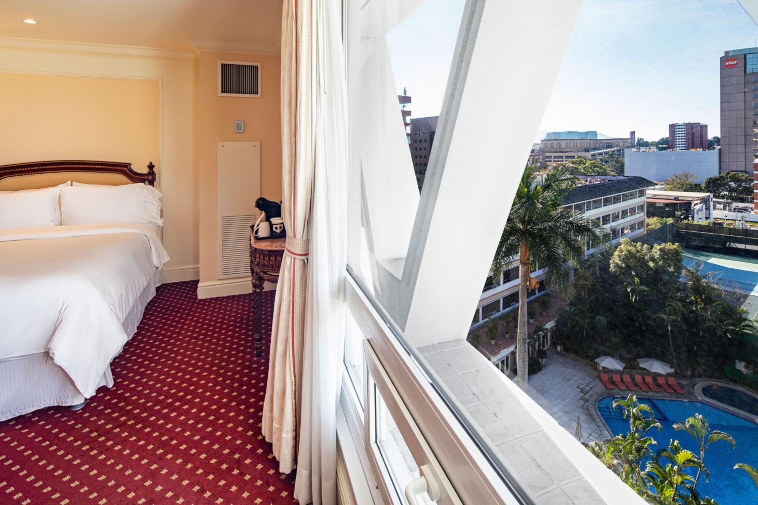 Executive, Executive level, Guest room, 1 King, City view - Photo 6
