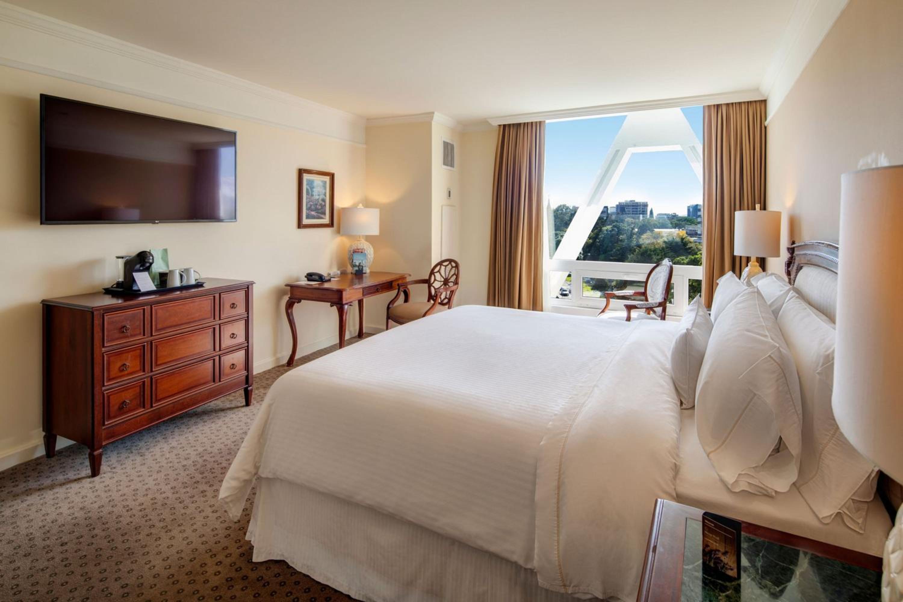 Deluxe, Guest room, 1 King - Photo 3