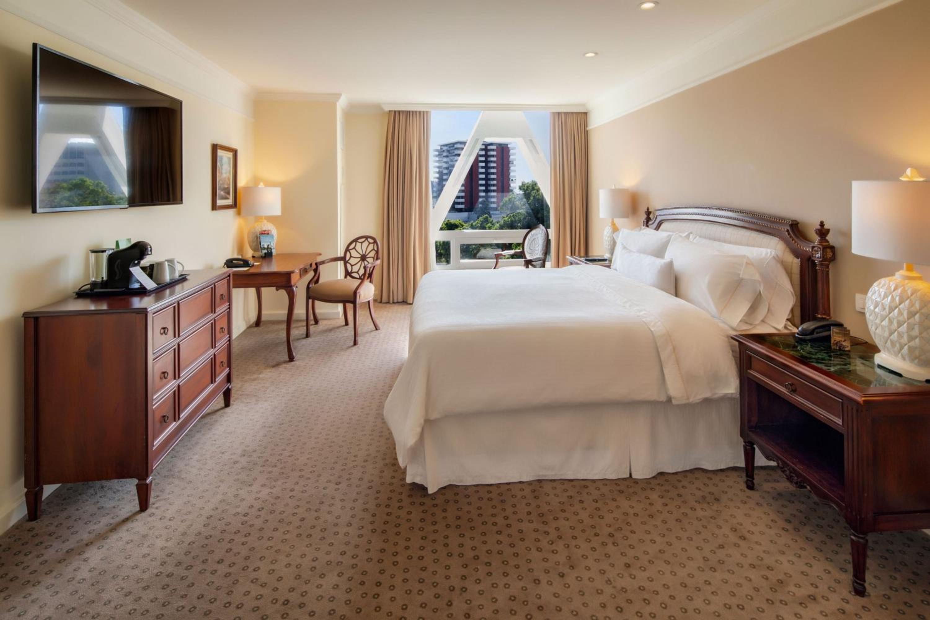 Deluxe, Guest room, 1 King - Photo 4