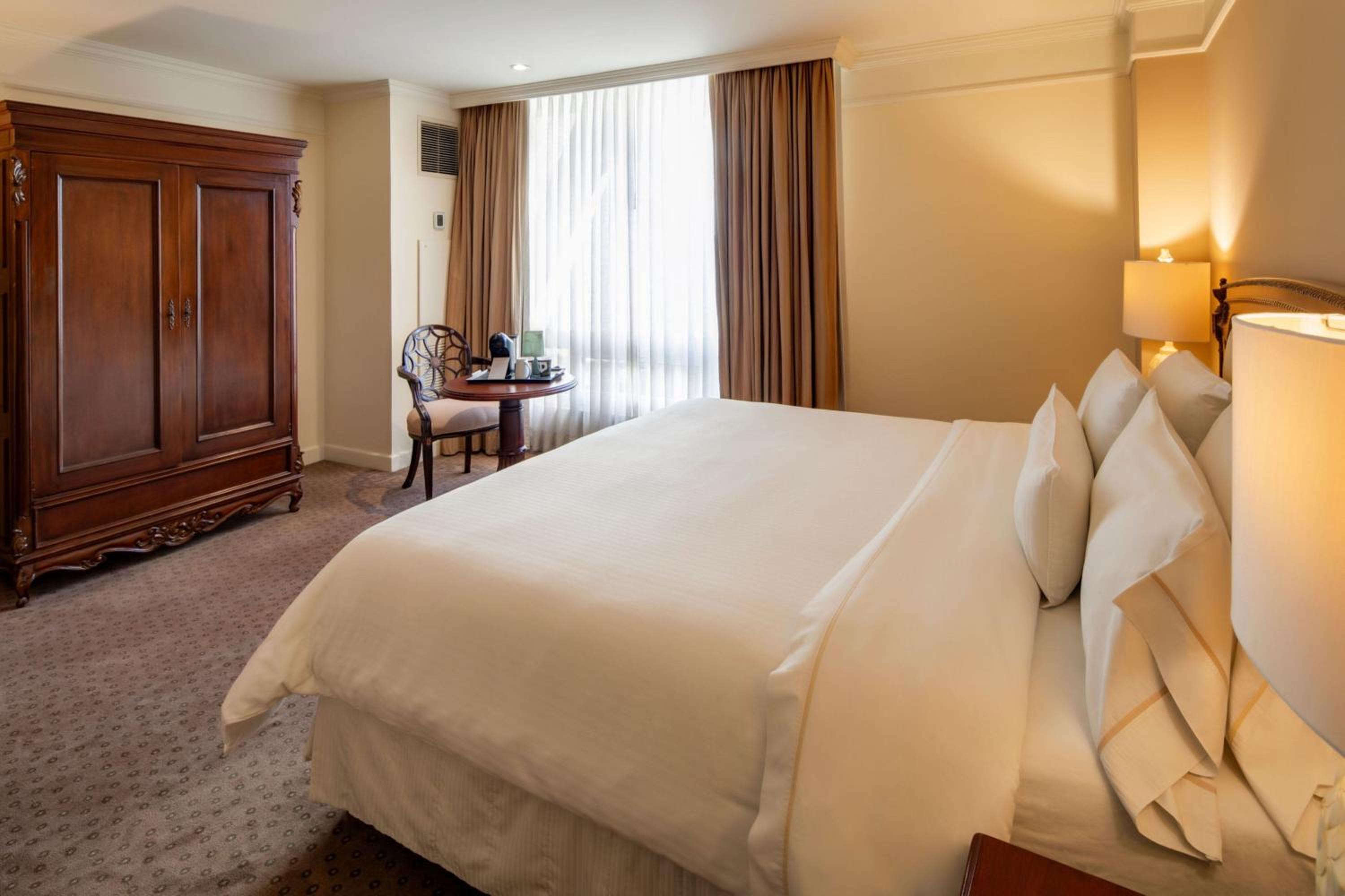 Deluxe, Guest room, 1 King - Photo 5