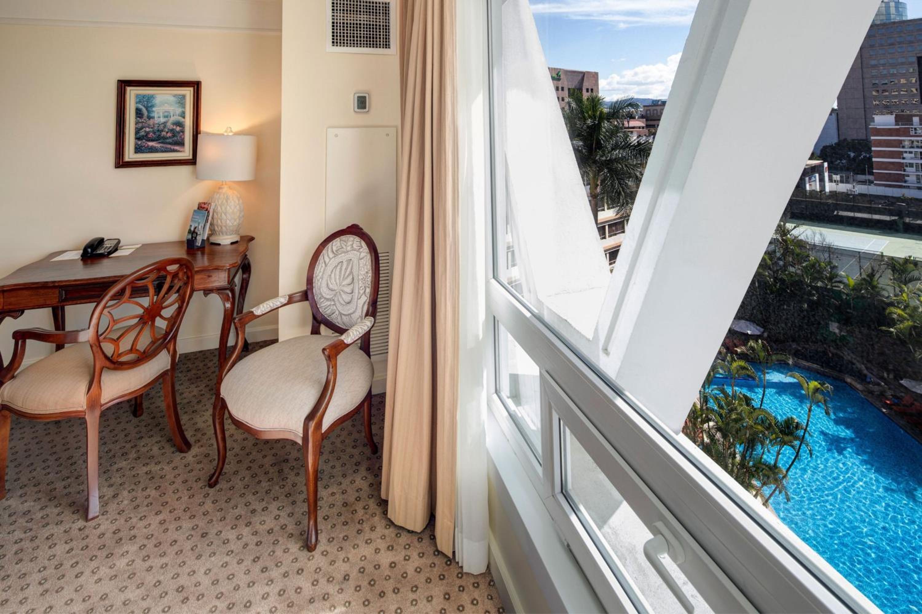 Deluxe, Guest room, 1 King - Photo 6