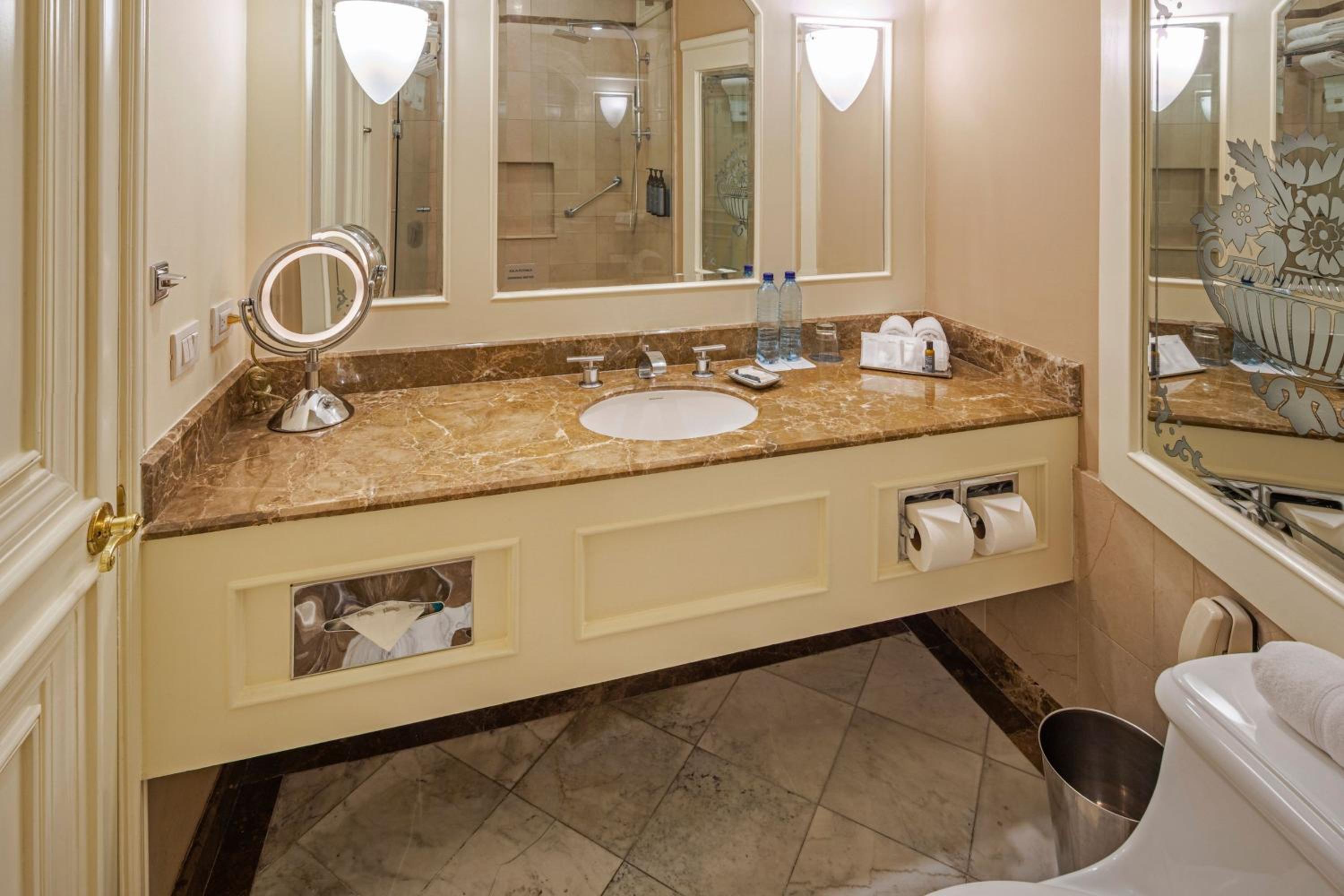 Deluxe, Guest room, 1 King - Photo 7
