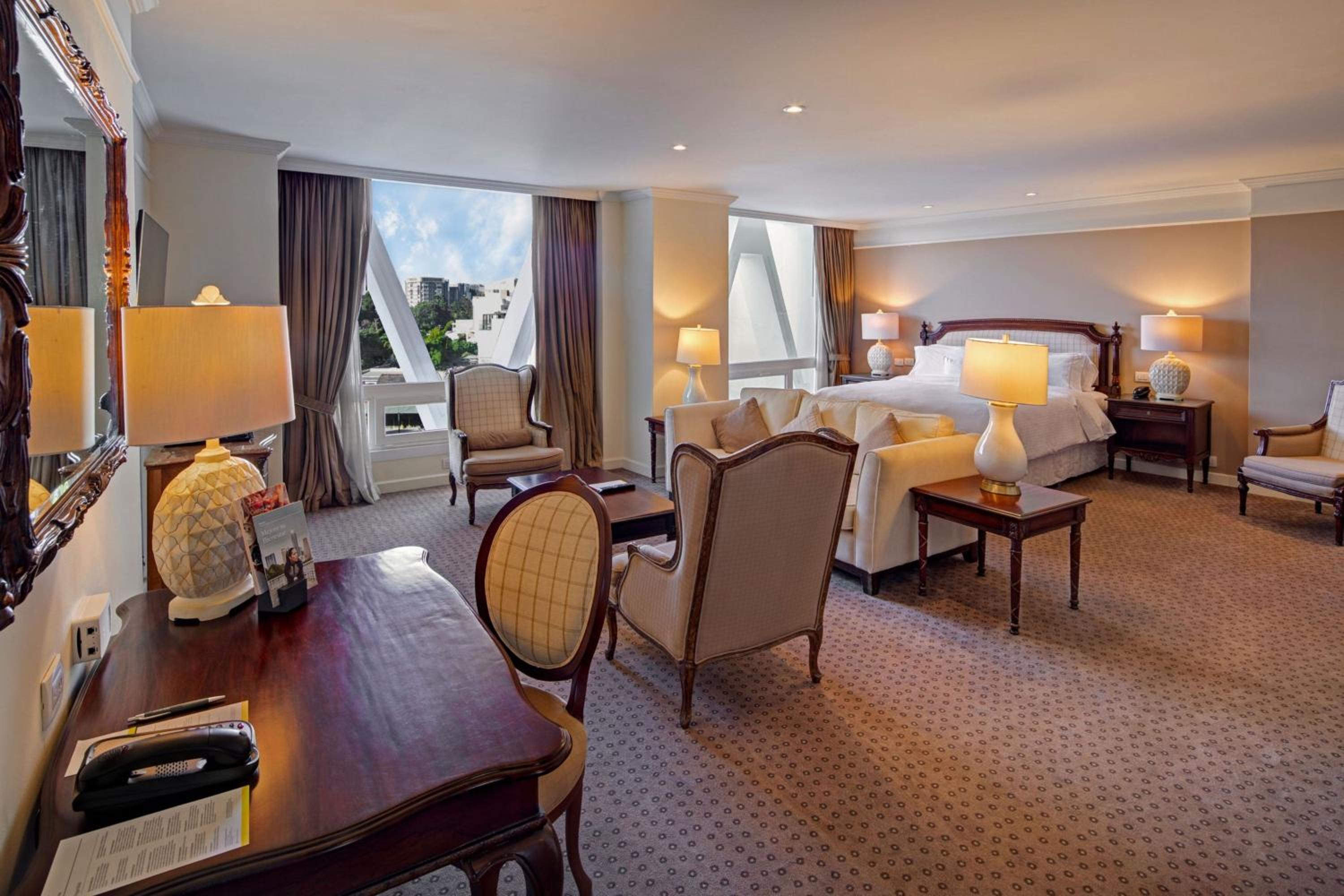 Executive, Executive level, 1 Bedroom Junior Suite, 1 King - Photo 1