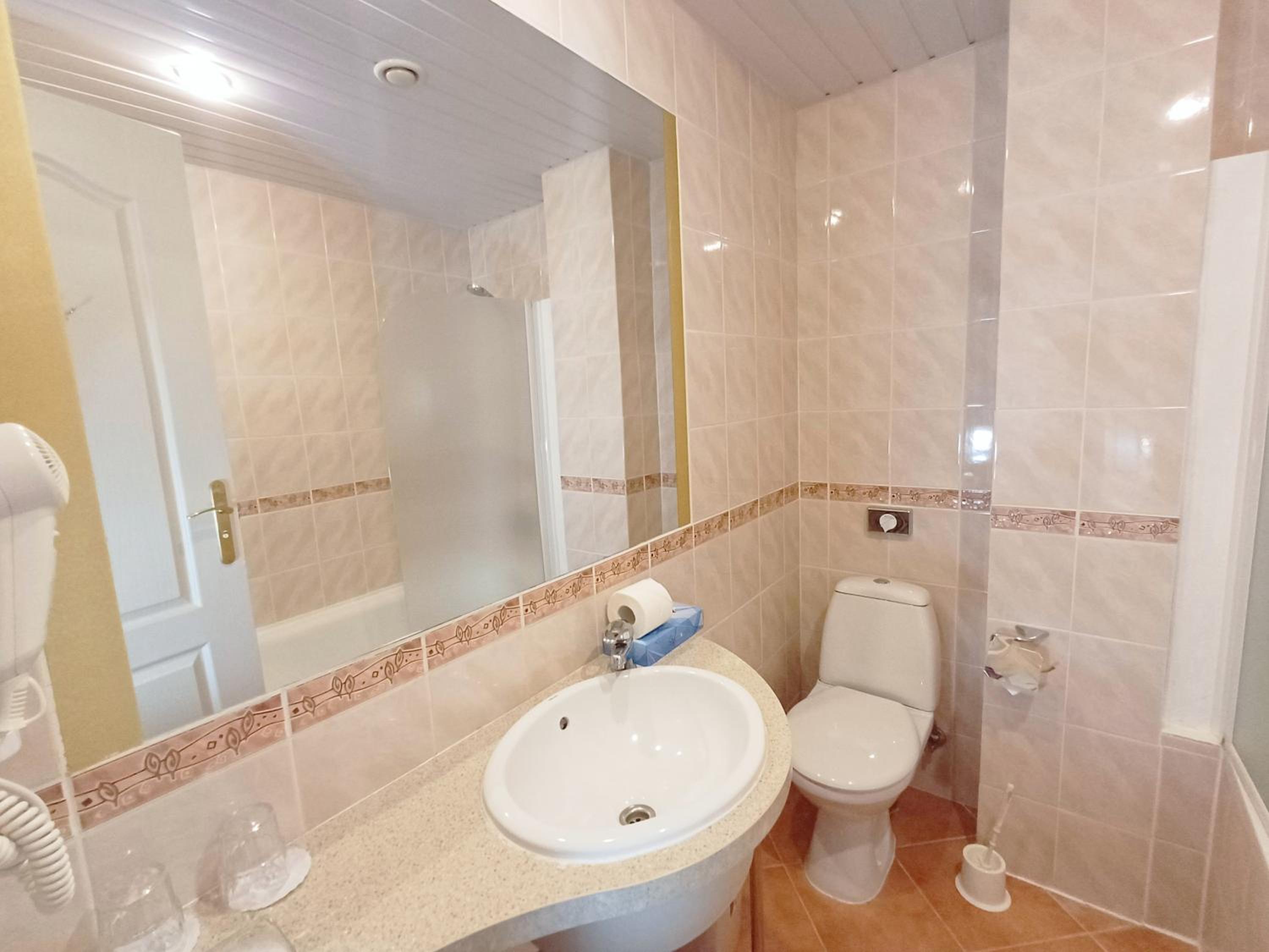 Standard Double Room - Photo 5