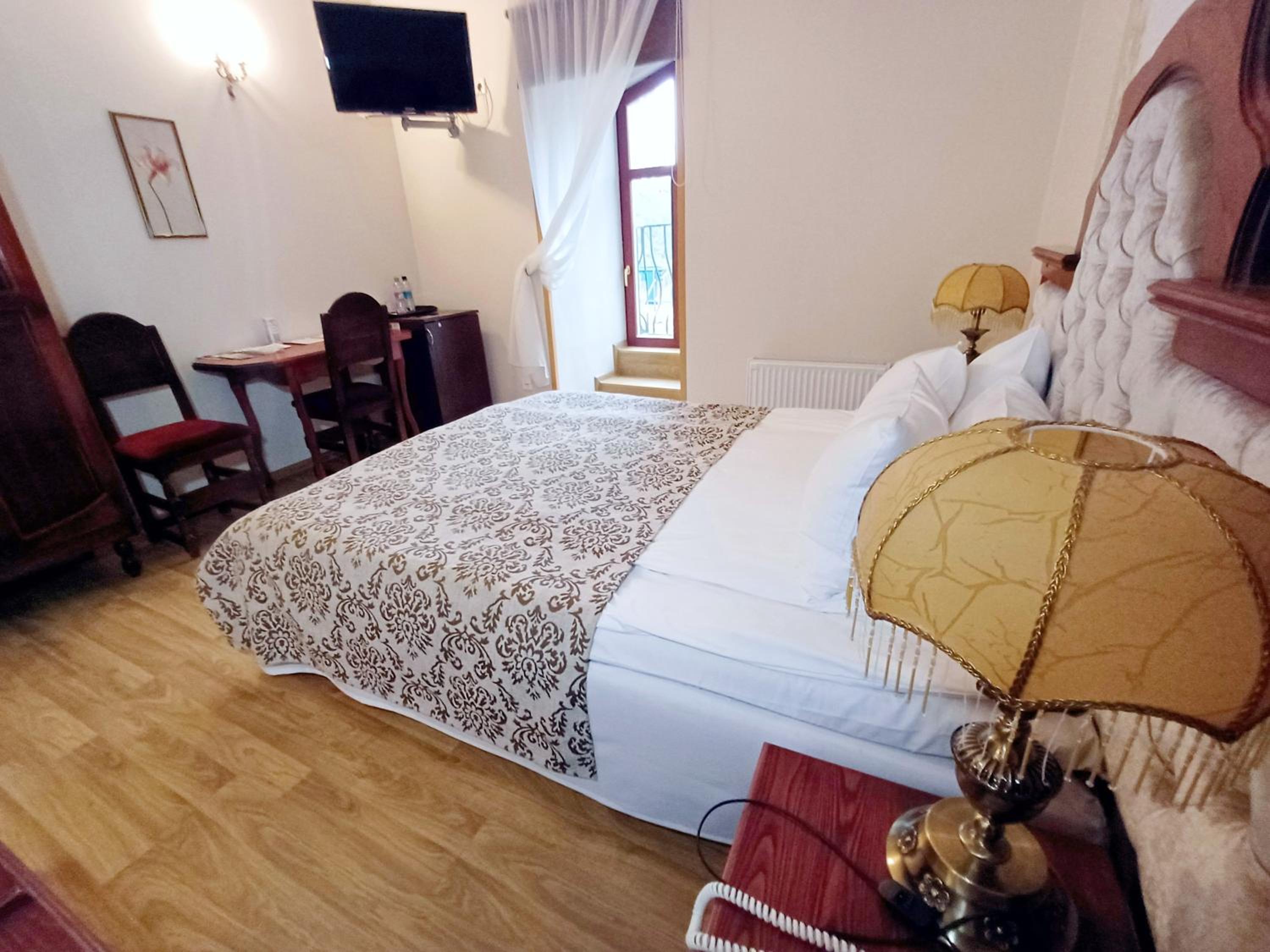 Standard Double Room - Photo 12