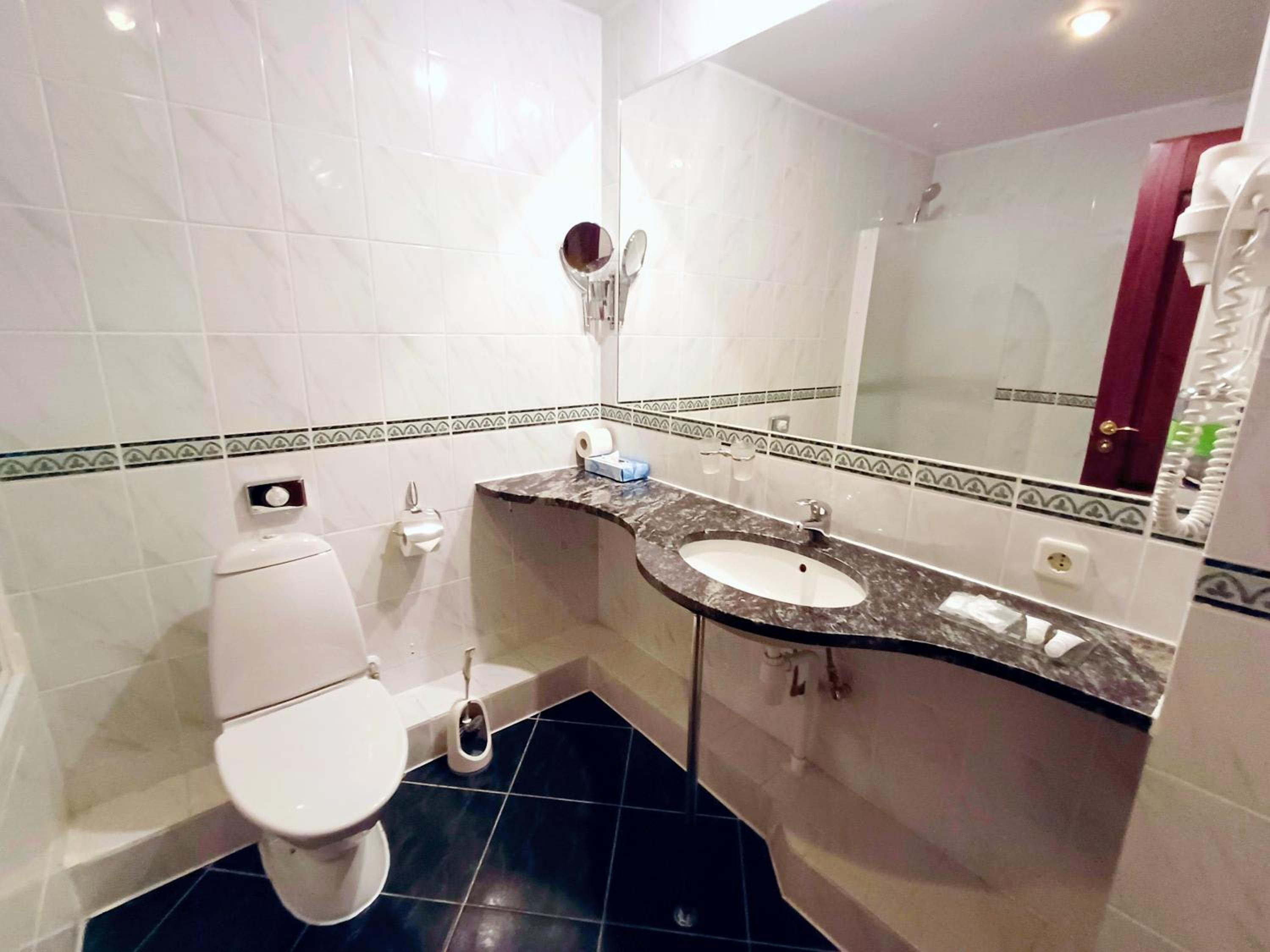Standard Double Room - Photo 13