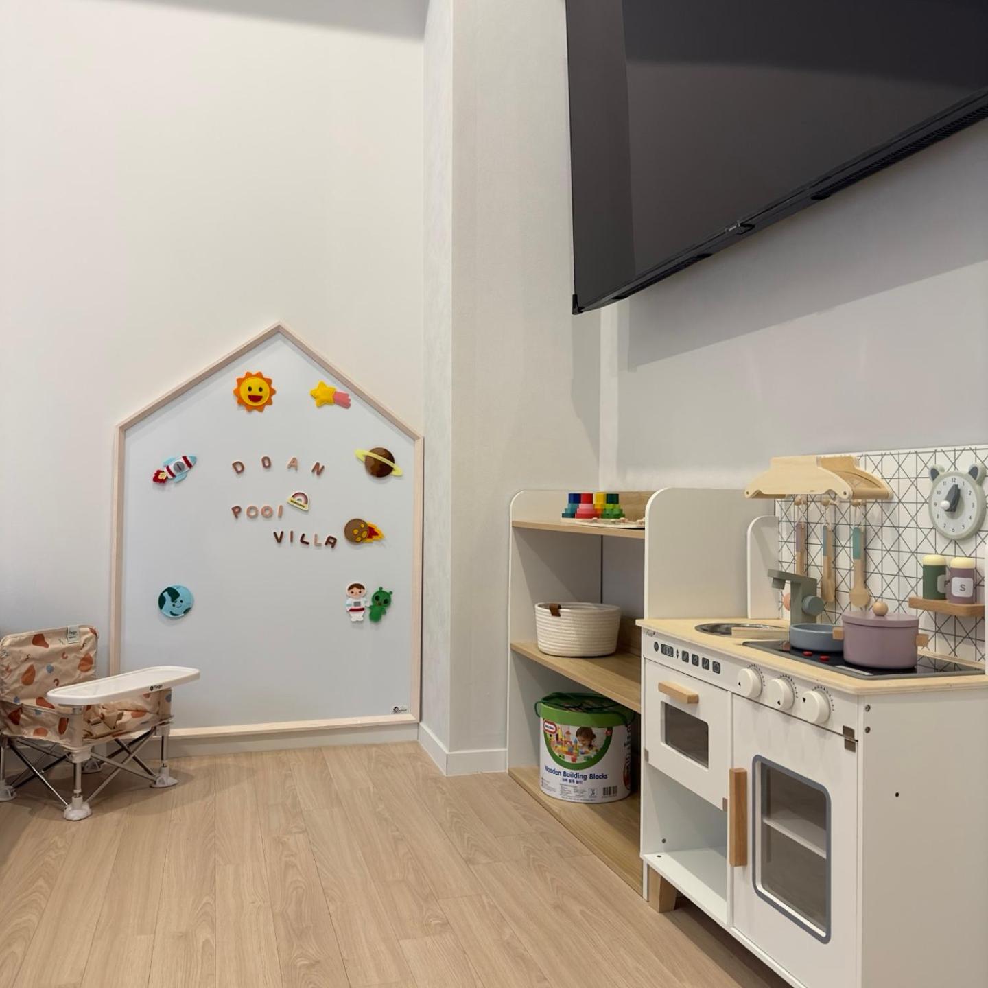 Deluxe Family Room - Photo 10
