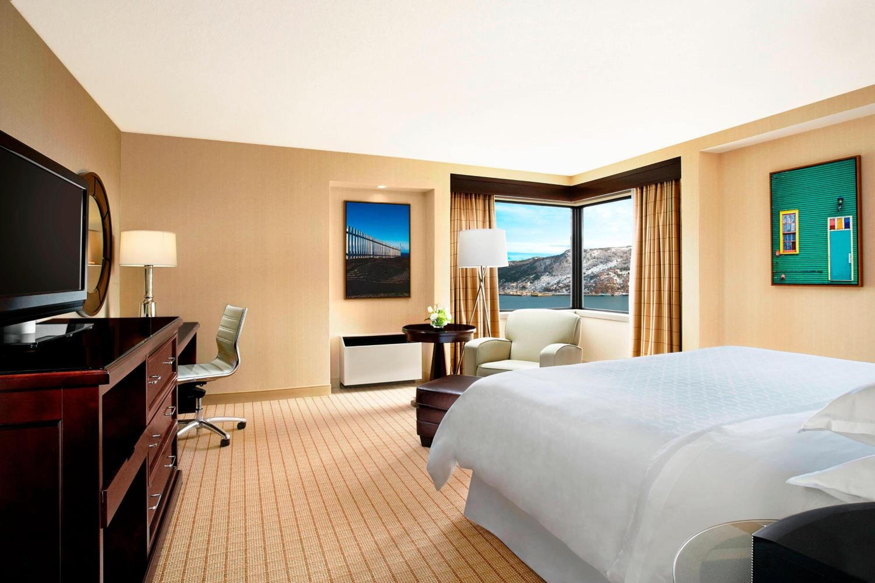 Corner, Larger Guest room, 1 King