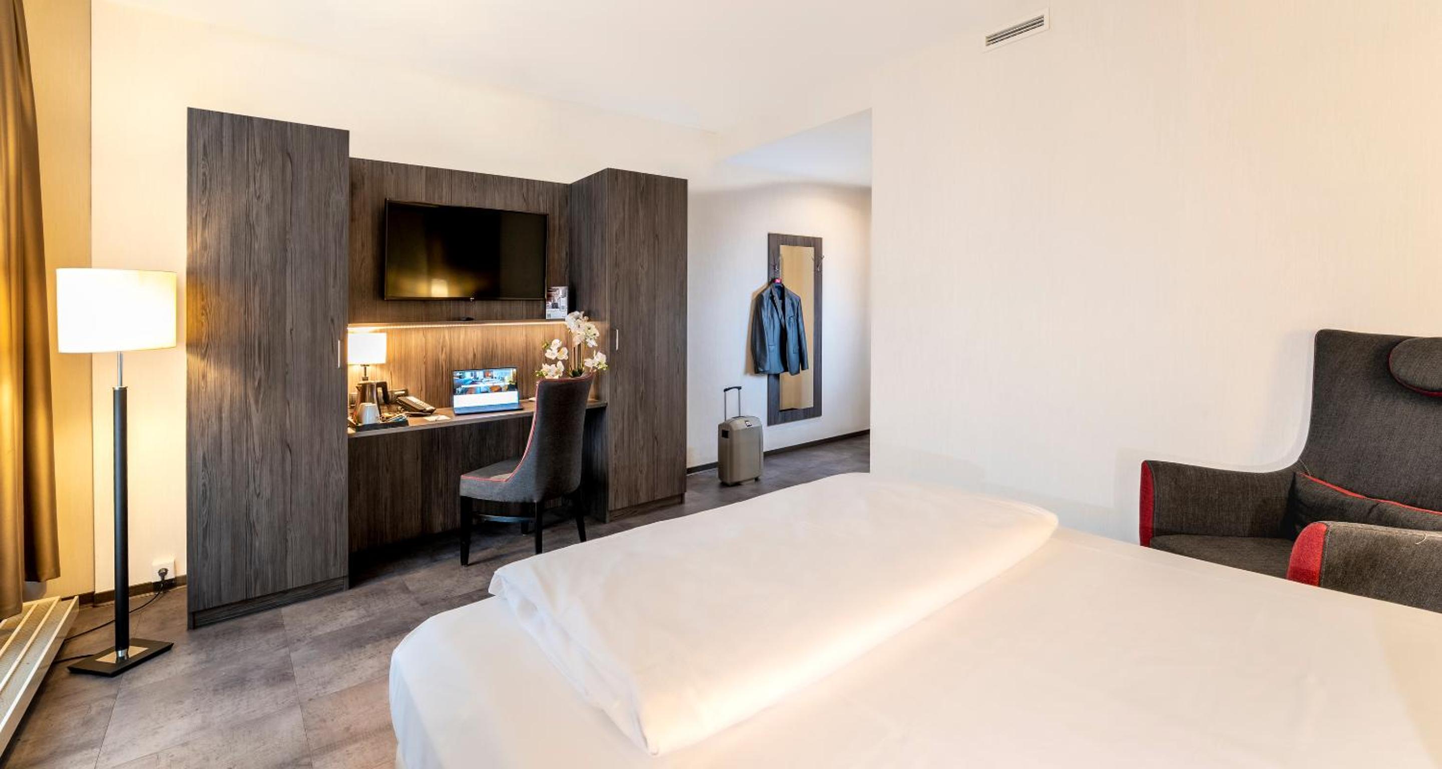Superior Triple Room with One Double and One Single Bed - Photo 1