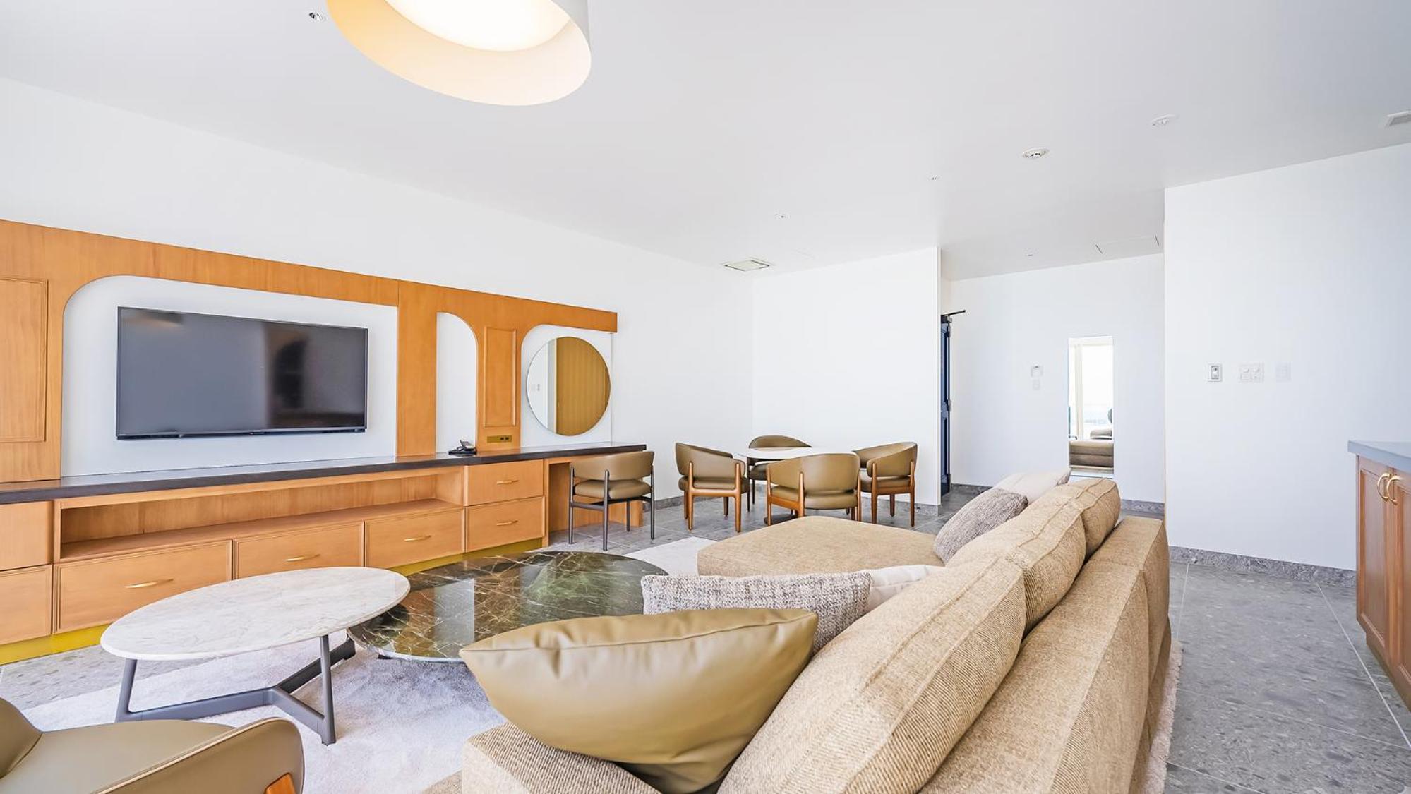 One-Bedroom Suite - Photo 8