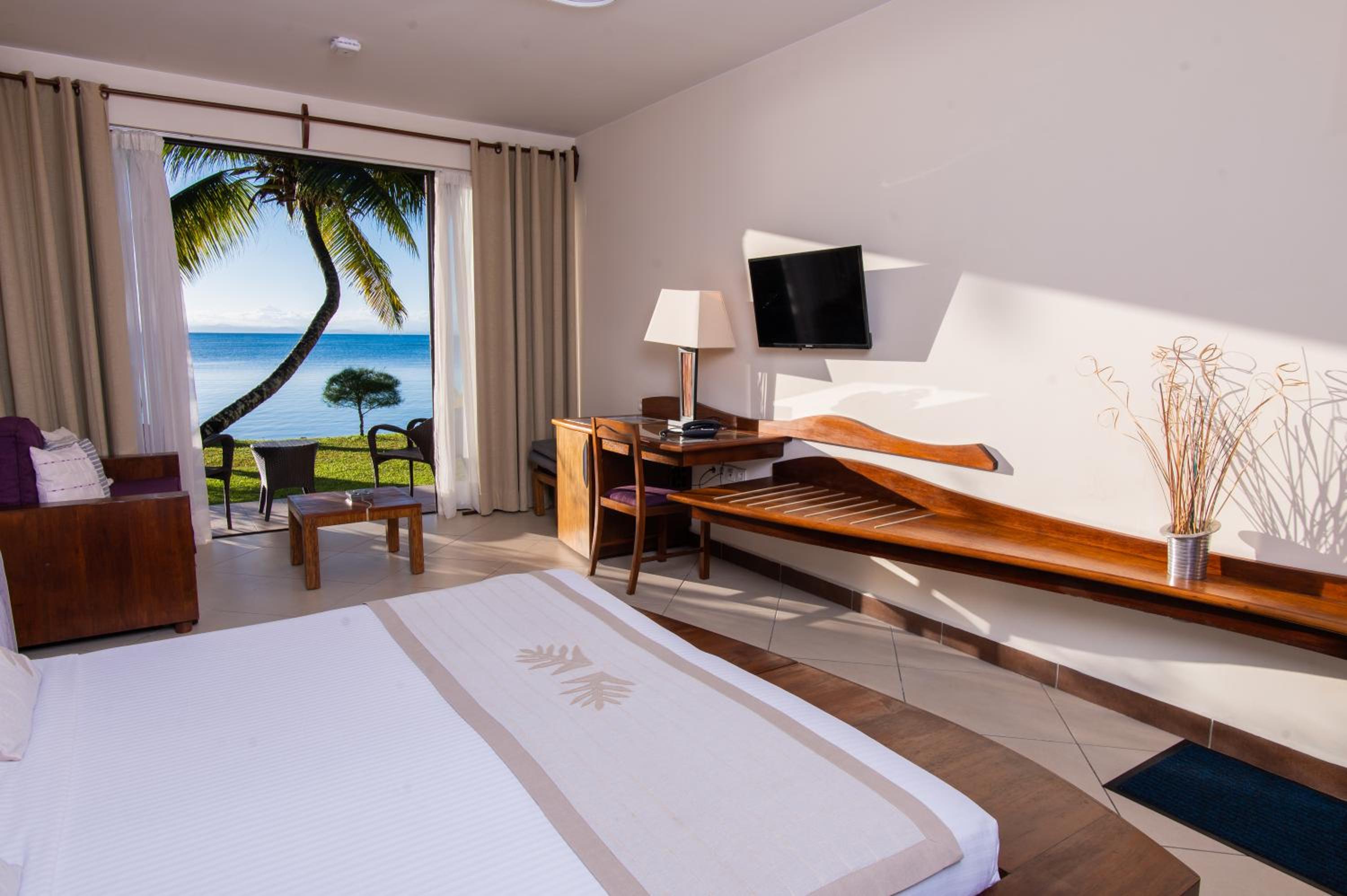 Superior King Room with Beach Access and Ocean View - Photo 2