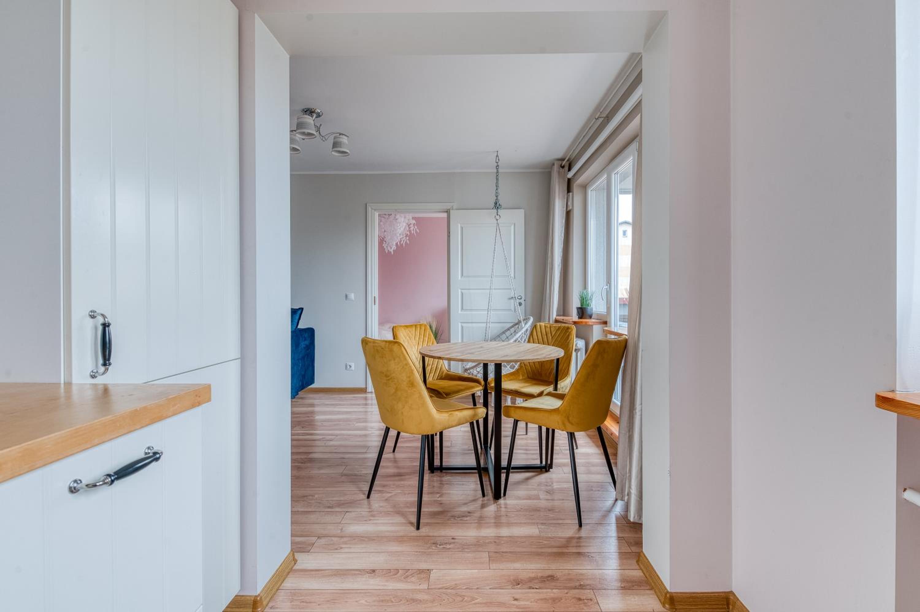 Apartment with Balcony - Photo 6