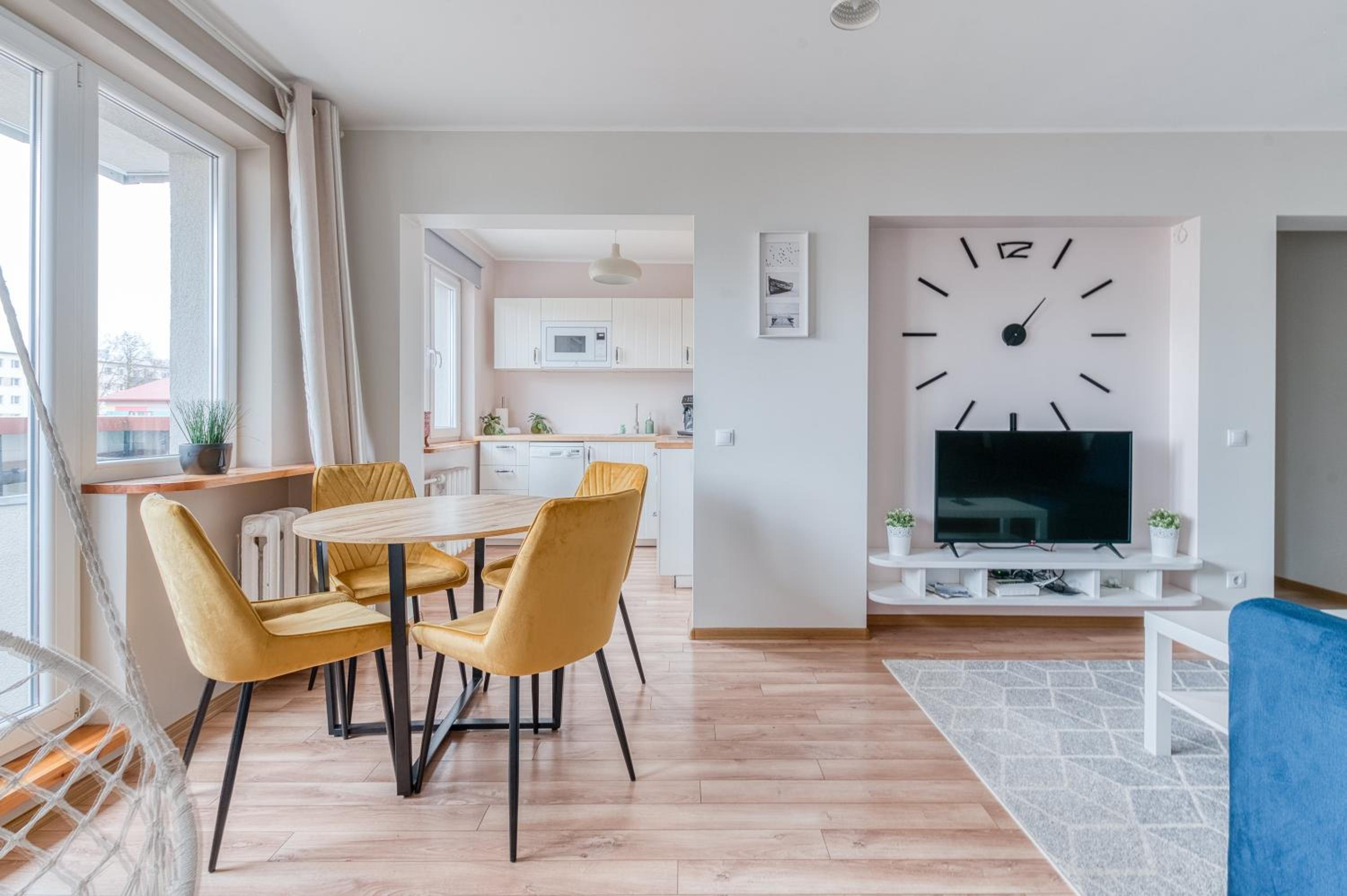 Apartment with Balcony - Photo 10